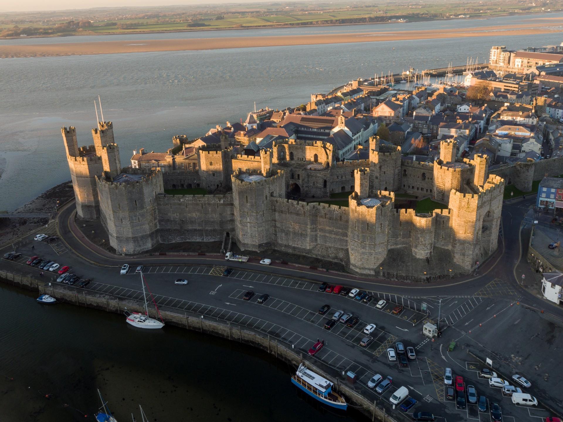 Caernafon Castle 17.06.22, Caernarfon Castle (Welsh: Castel…