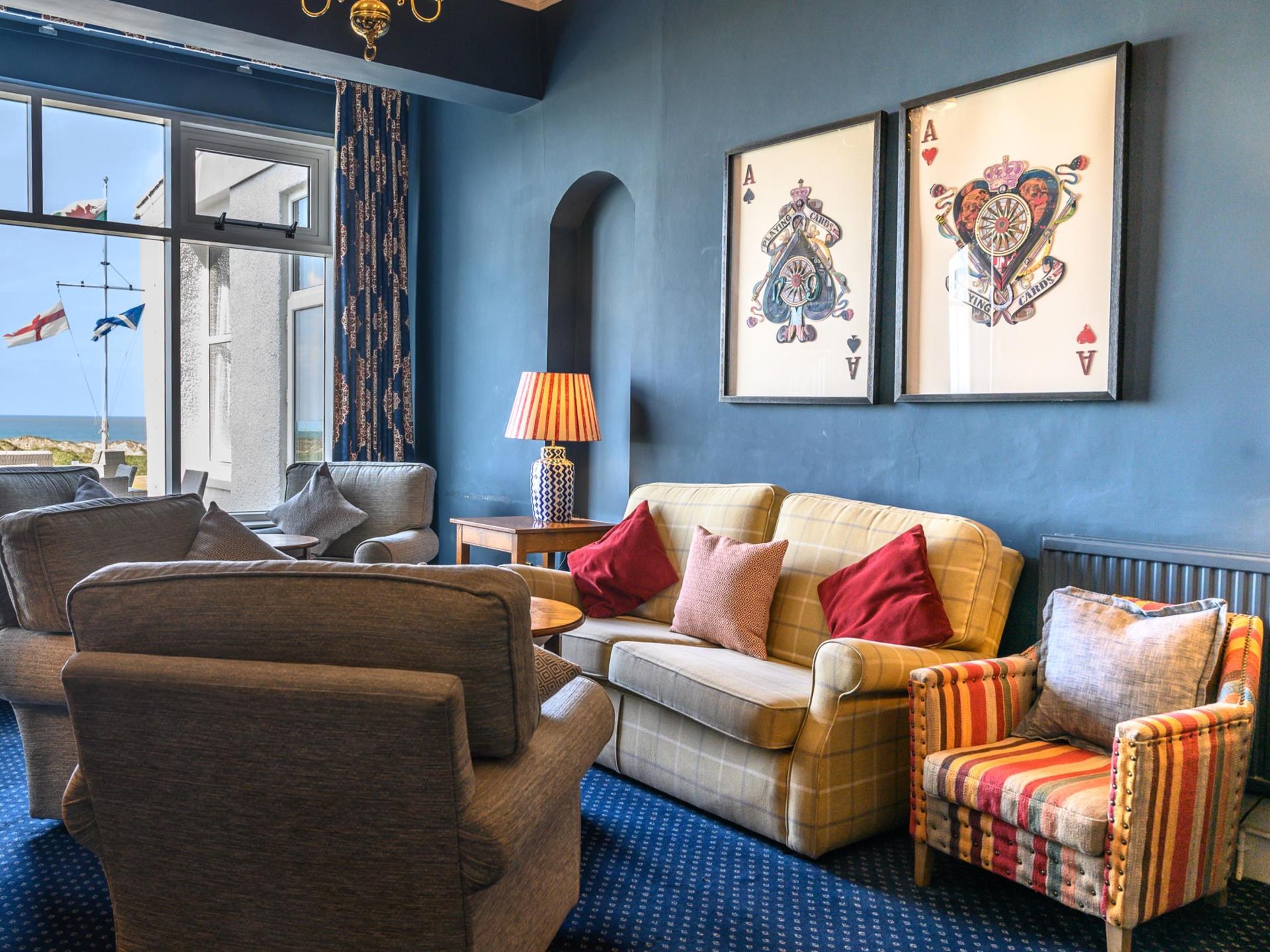 Cosy Sea View Lounges