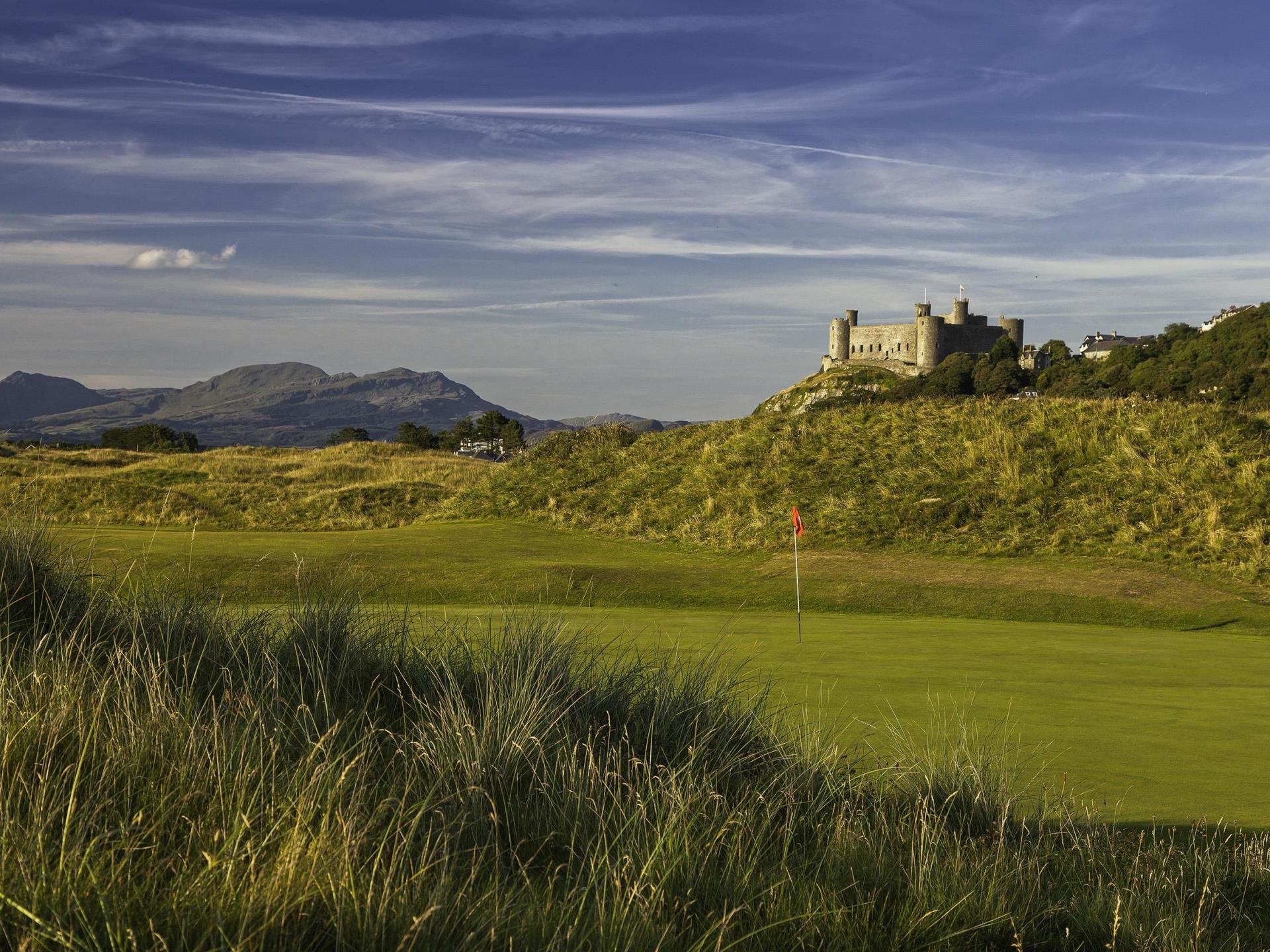 14th green with Harlech Castle