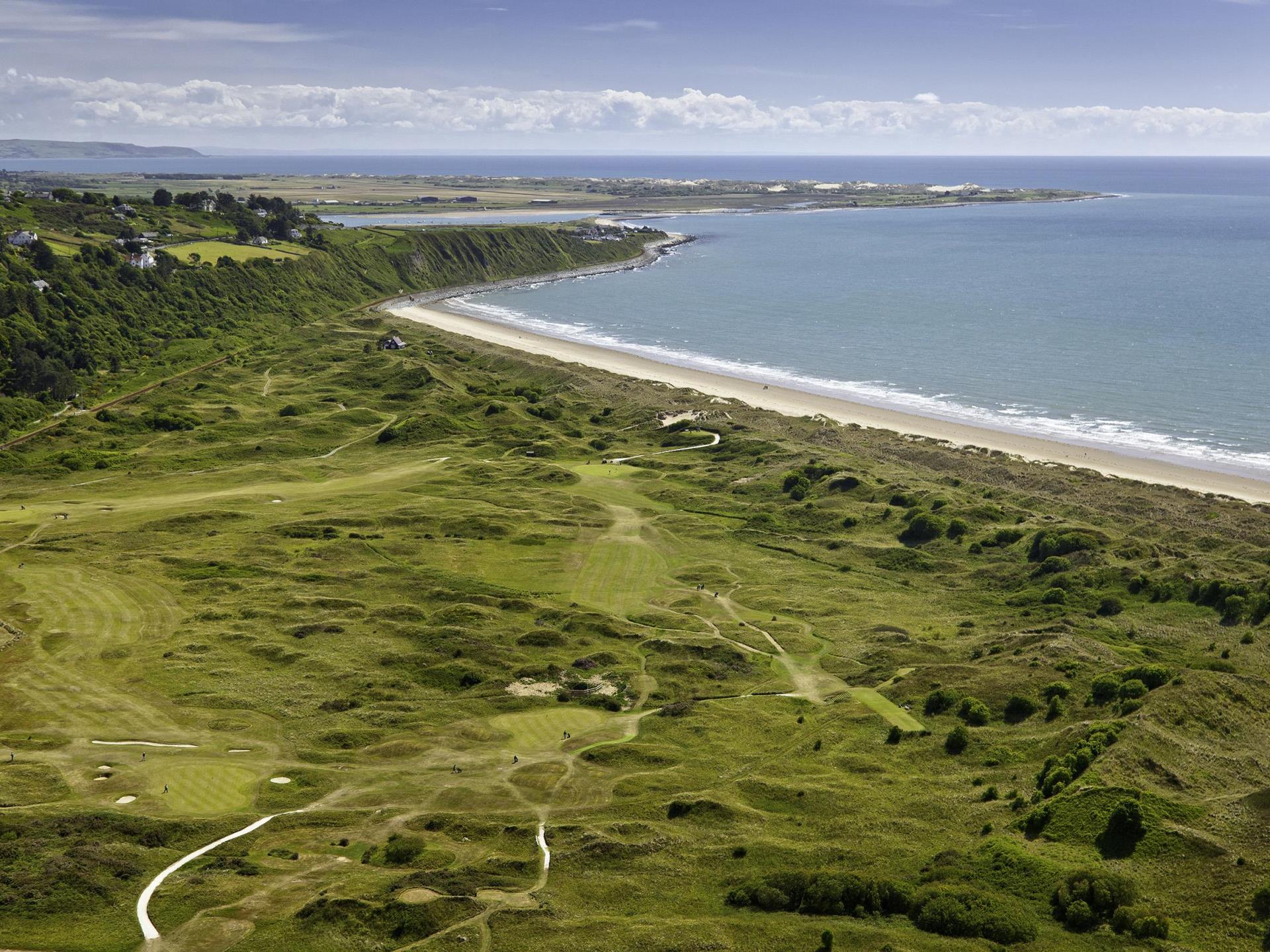 Final holes, with Cardigan Bay beyond the dunes