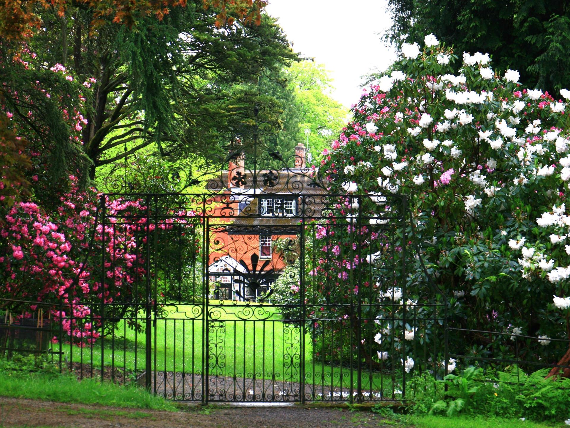 The Iconic Wembley Gate in bloom
