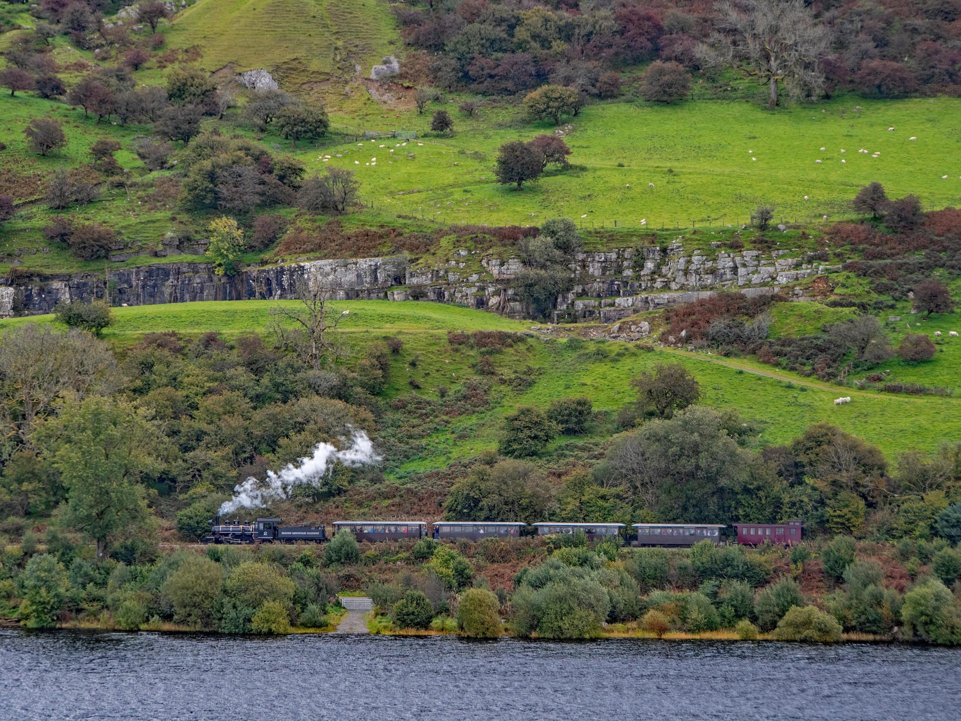 Climbing past the reservoir towards Torpantau