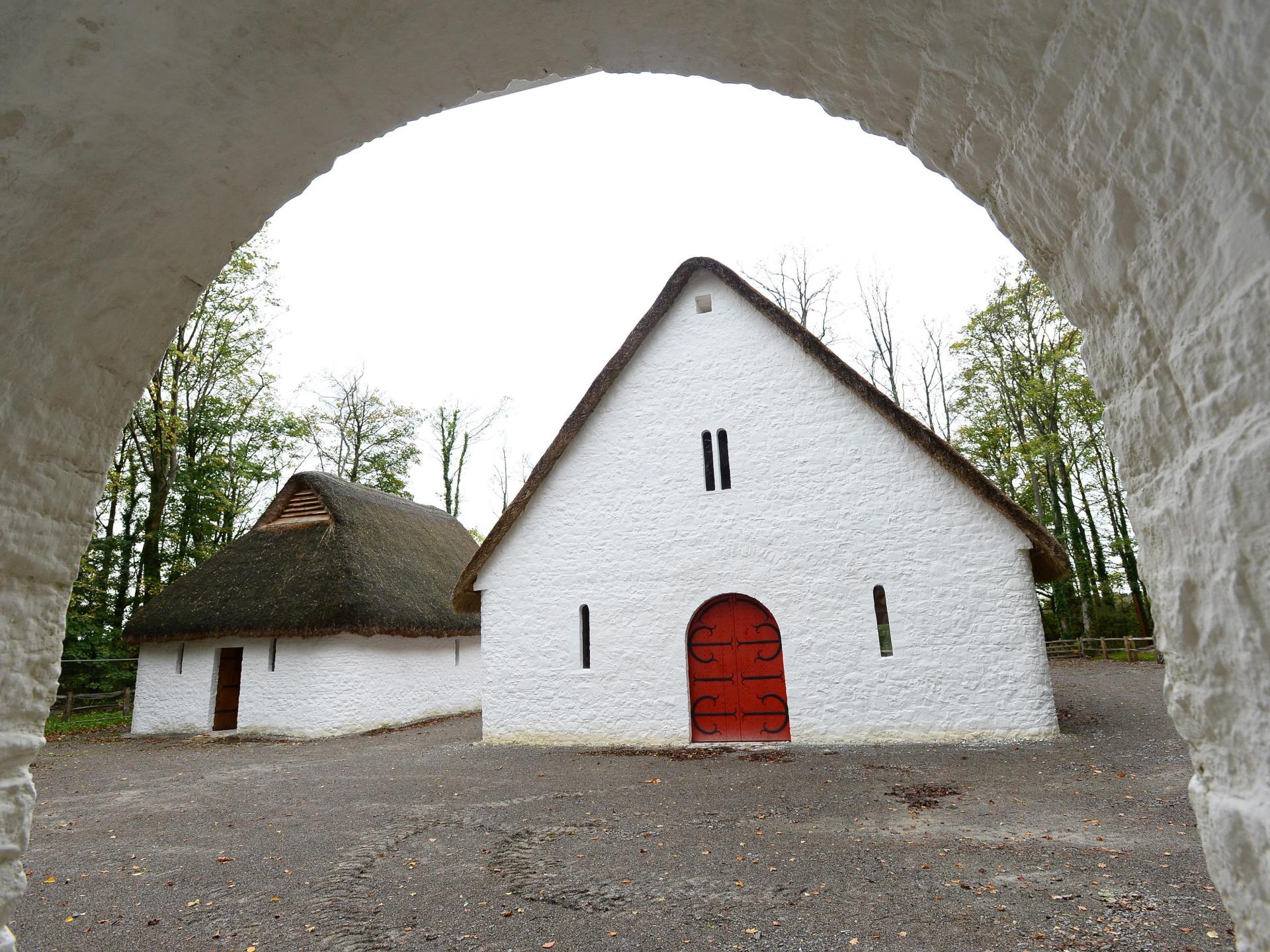 Llys Llywelyn, a medieval prince's hall