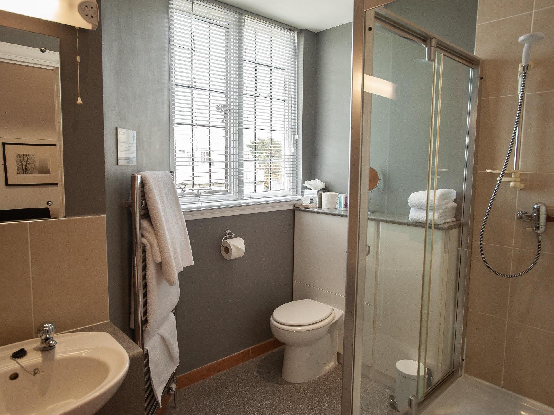 Double Bathroom 