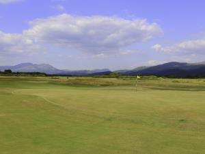 The 7th green and the mountains of Snowdonia