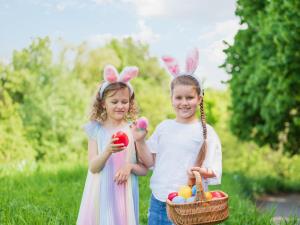 Meet Alice in Wonderland and go on an egg hunt!