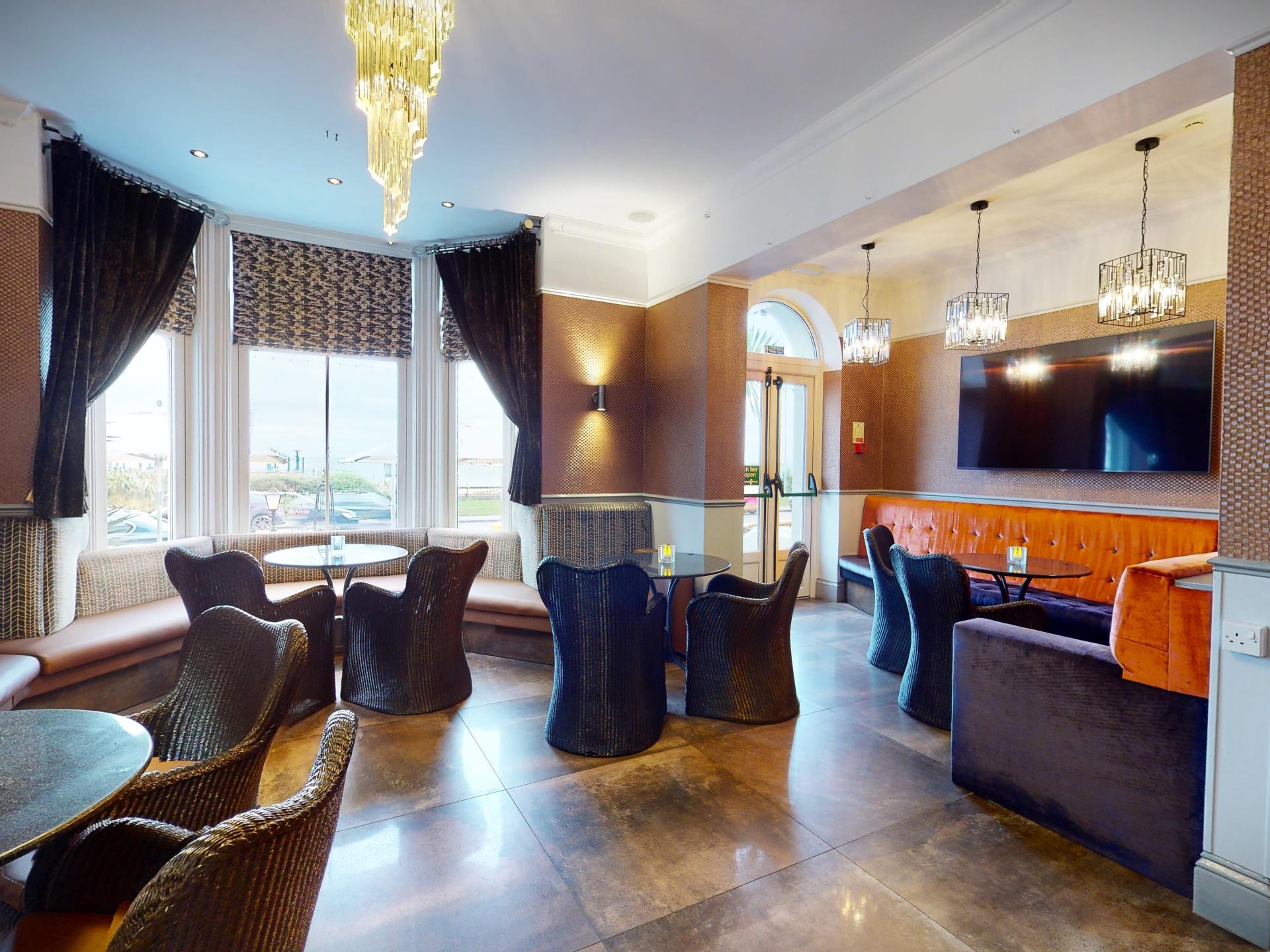 Bar Main Lounge 