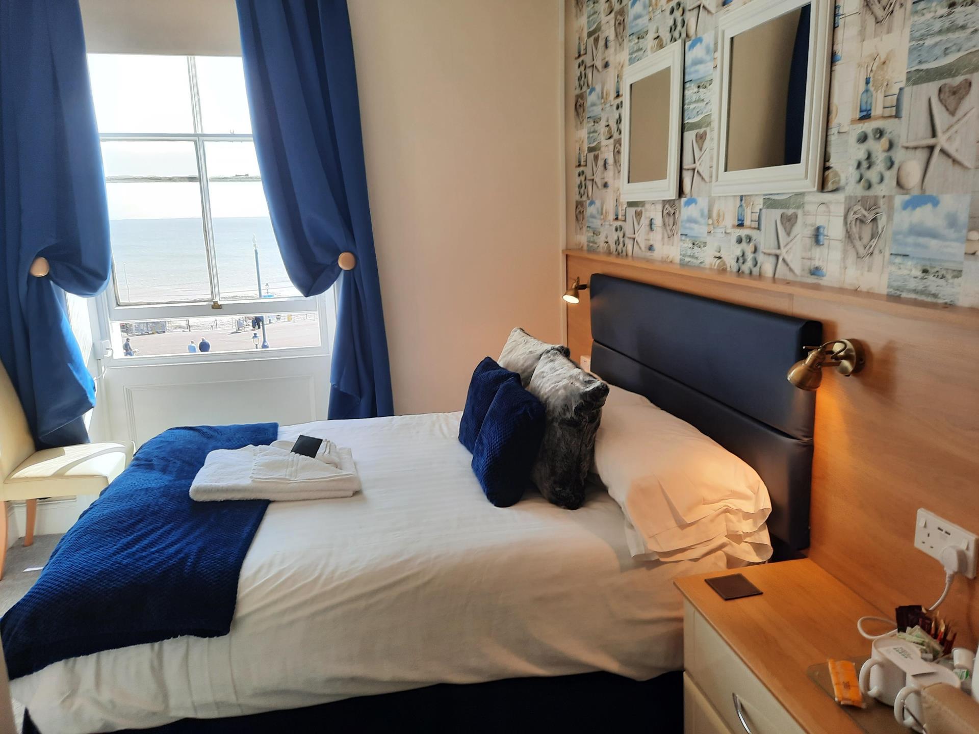 Room 6 - Cosy double with seaview