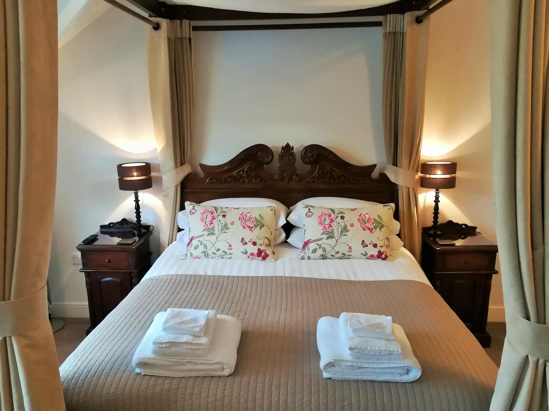 Room 6 - King Size Four Poster 