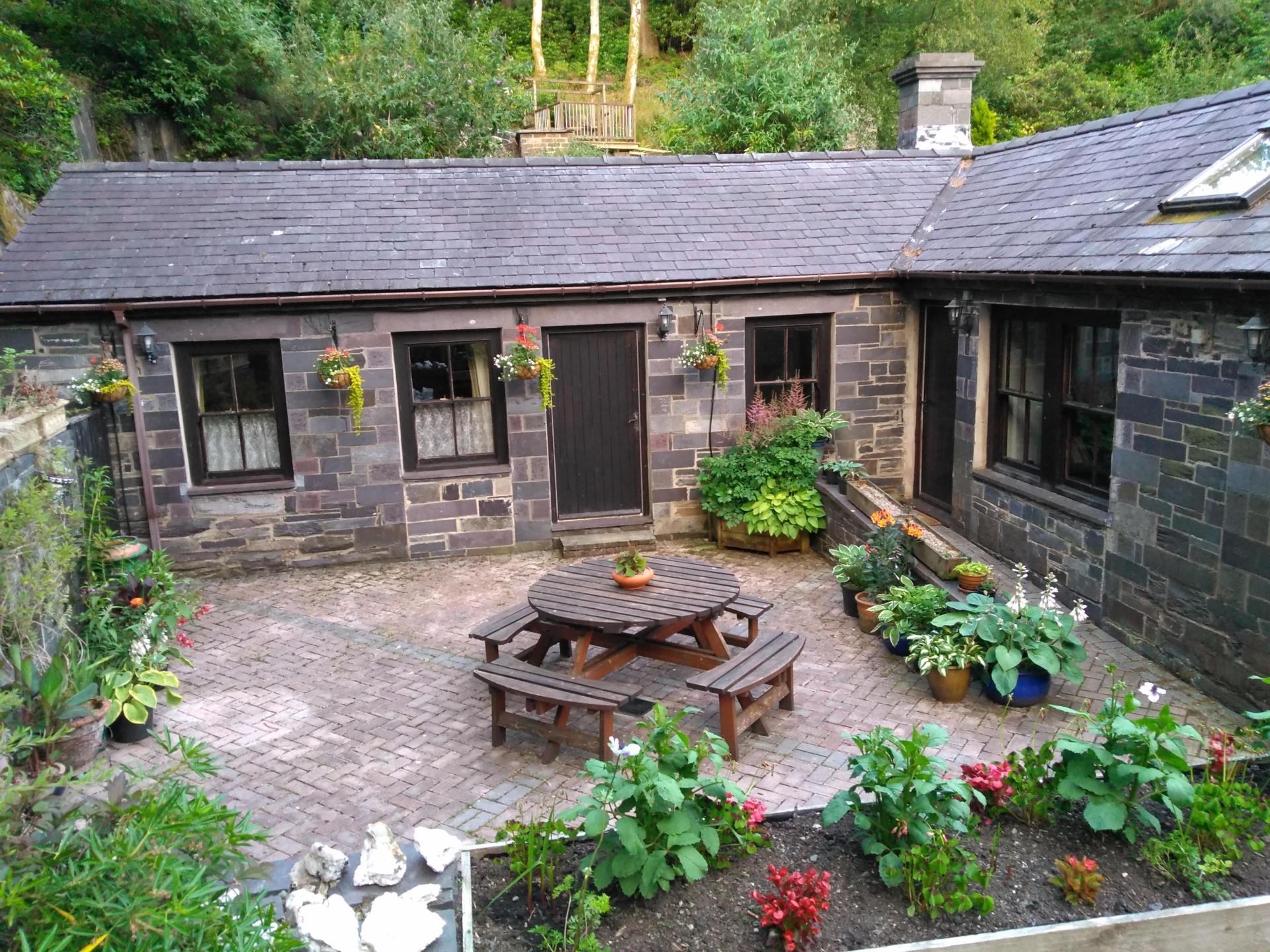 Coach House Cottage courtyard