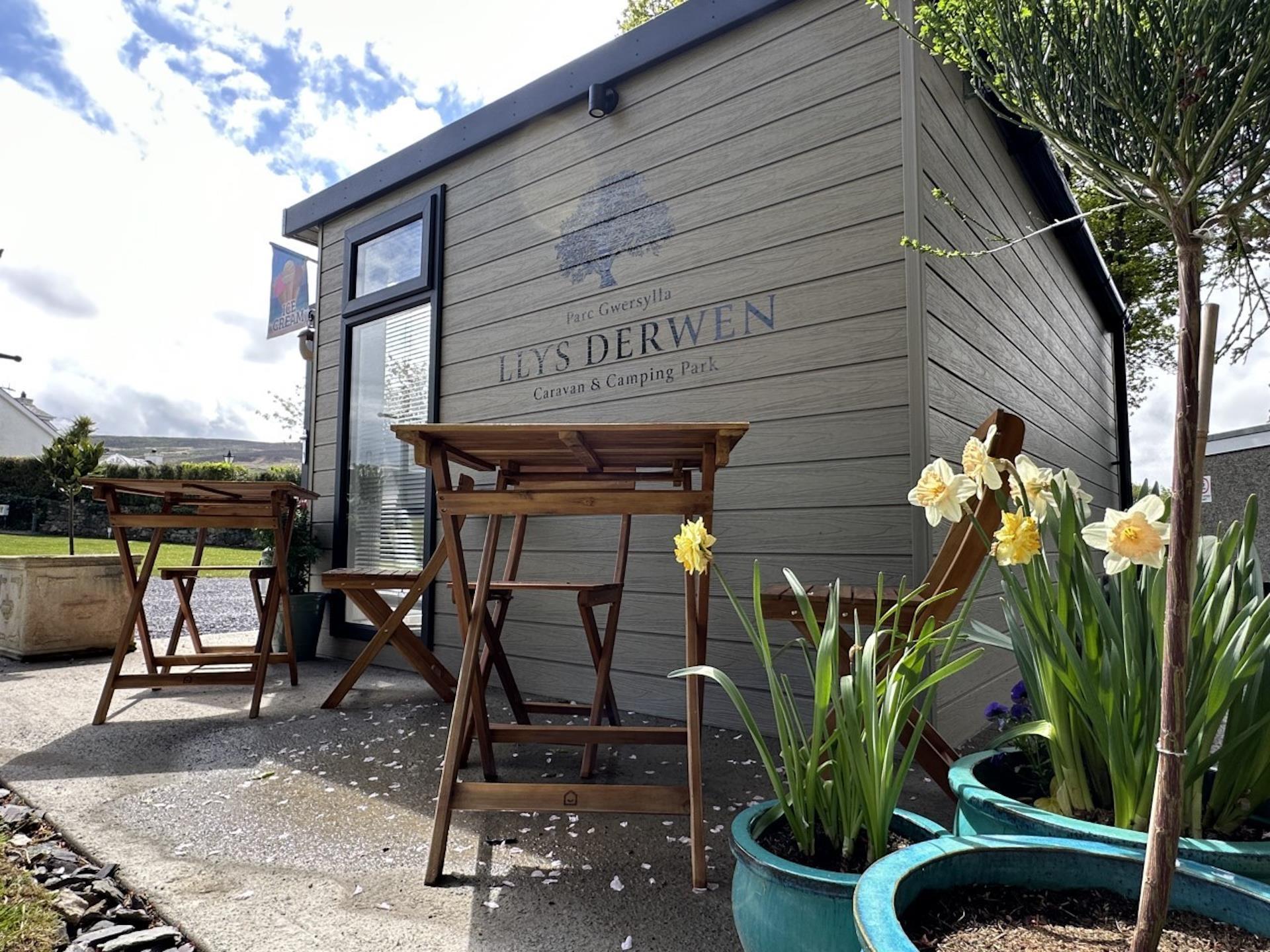 Llys Derwen Caravan & Camping Site