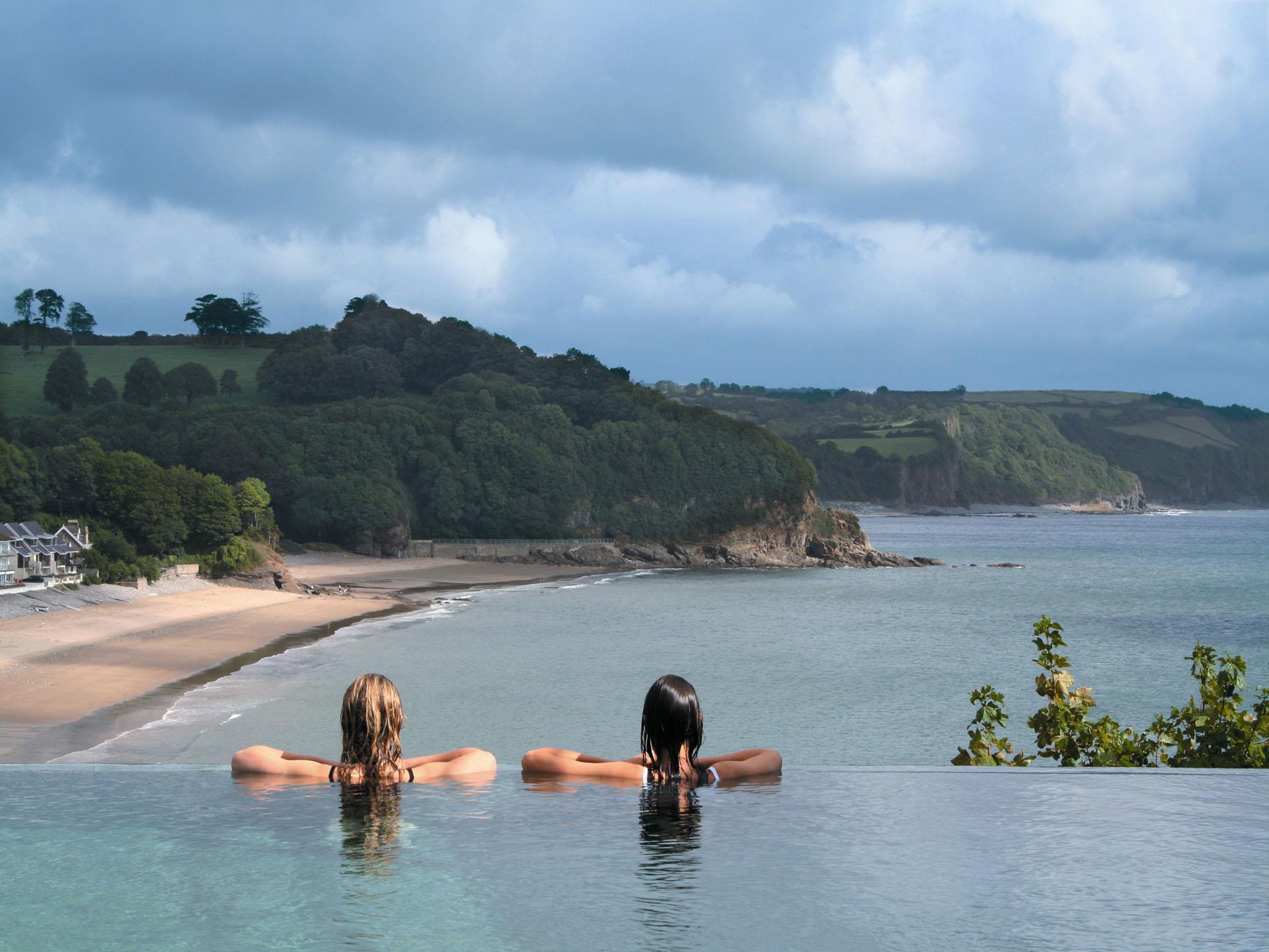 Infinity Edge Hydrotherapy Pool 