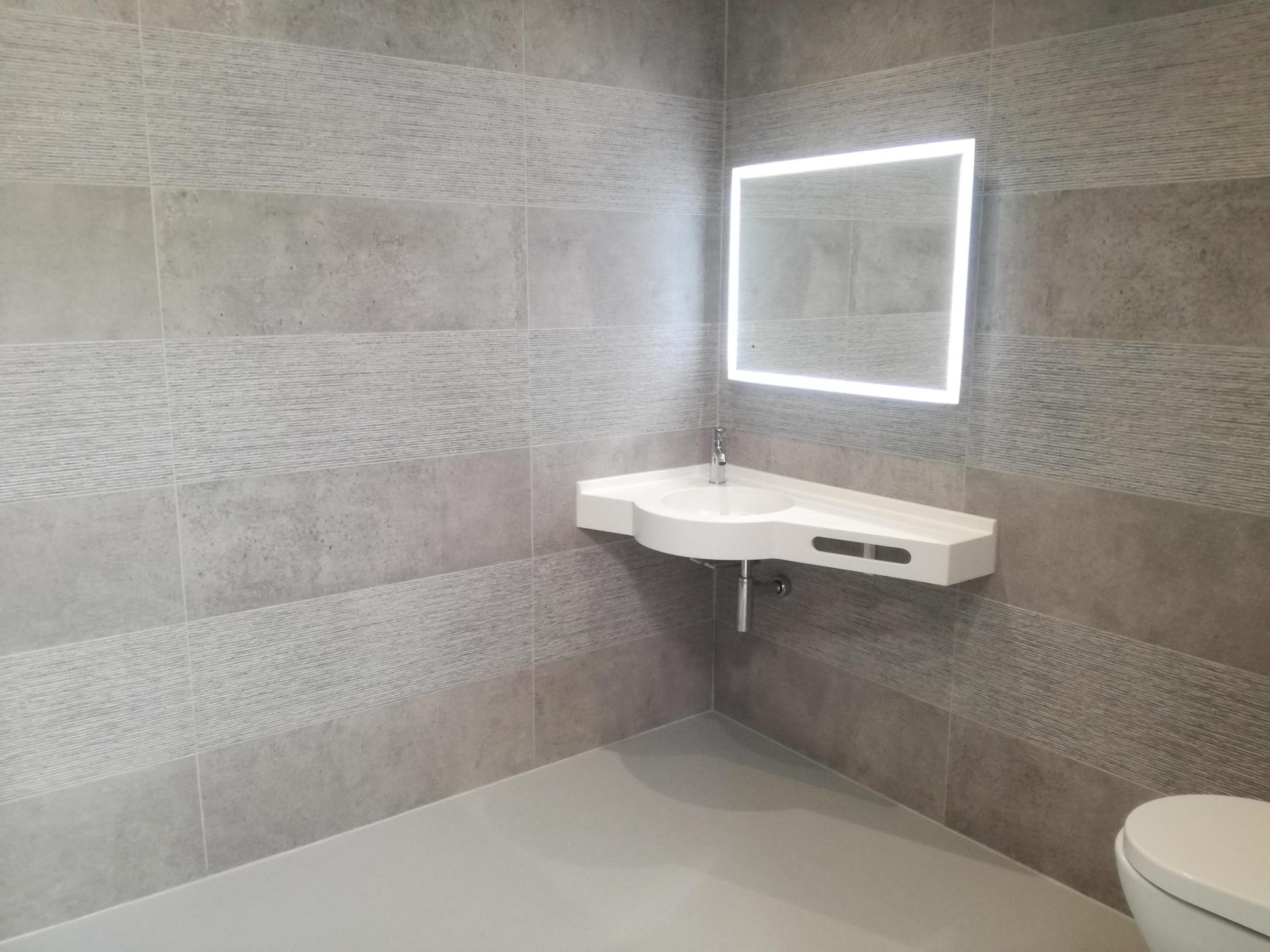 Bwthyn Y Saer: Sleek and accessible wet room