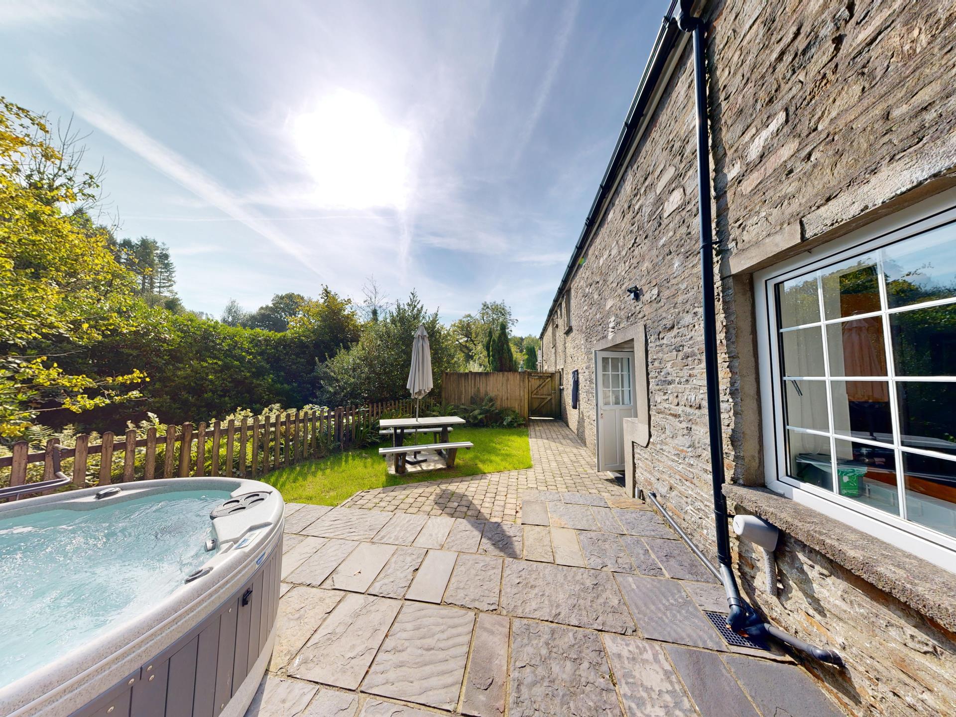 Y Stabl: Private Garden with Riverside Hot Tub