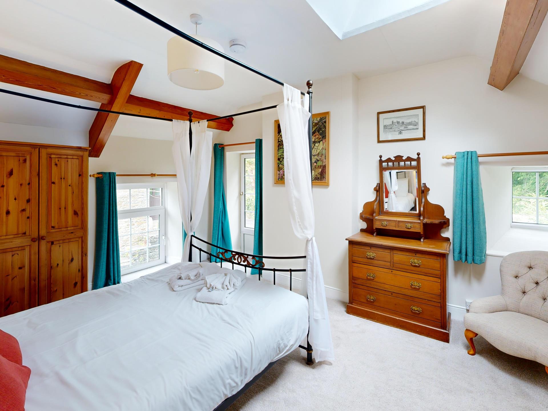 Y Stabl: Four-Poster Master Bedroom with Skylight