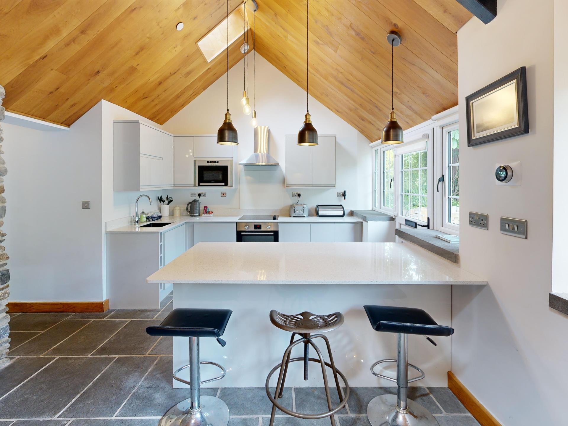 Nant Y Plas: Open-plan kitchen with island bar