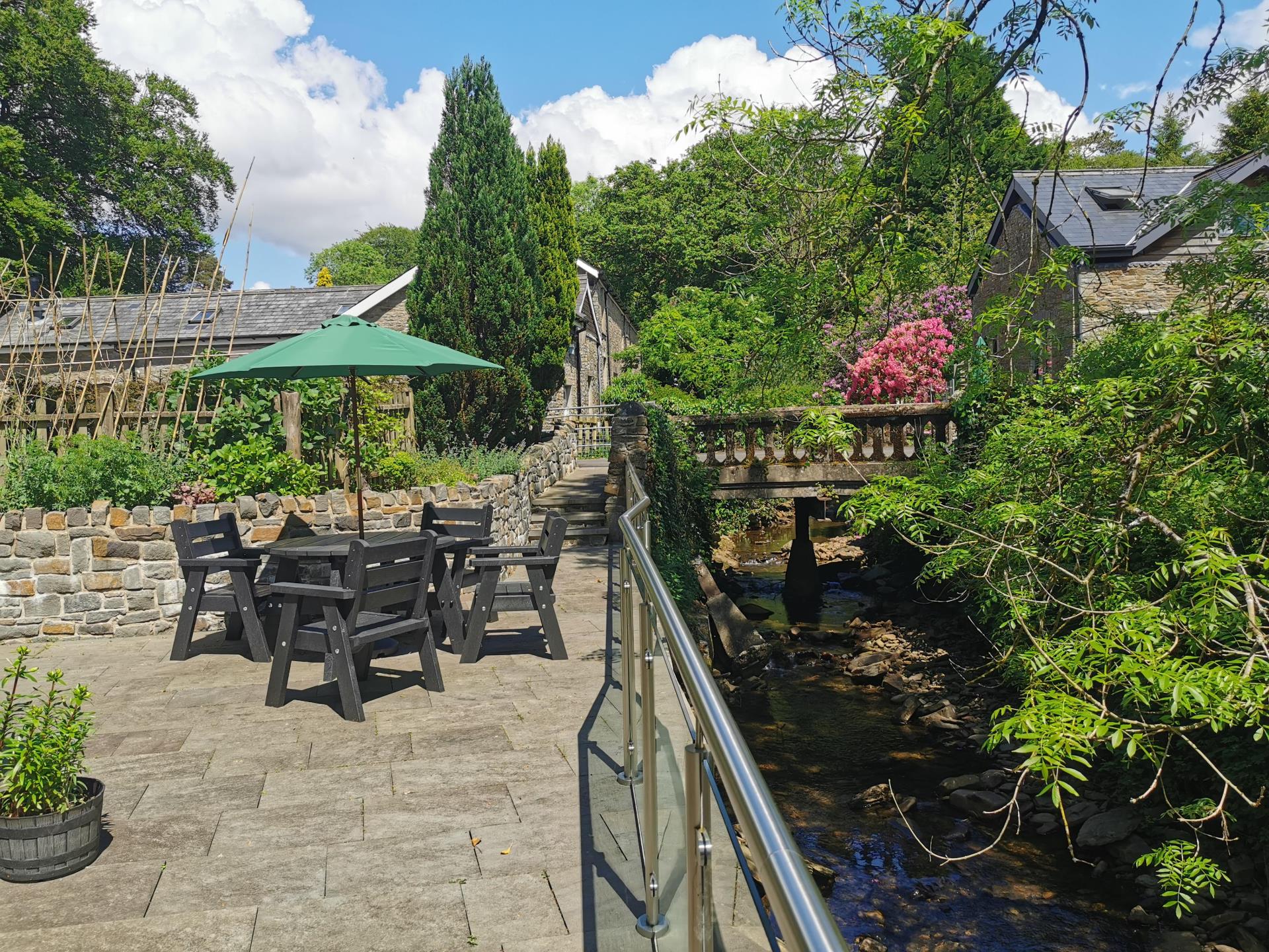 Nant Y Plas: Sunny riverside patio