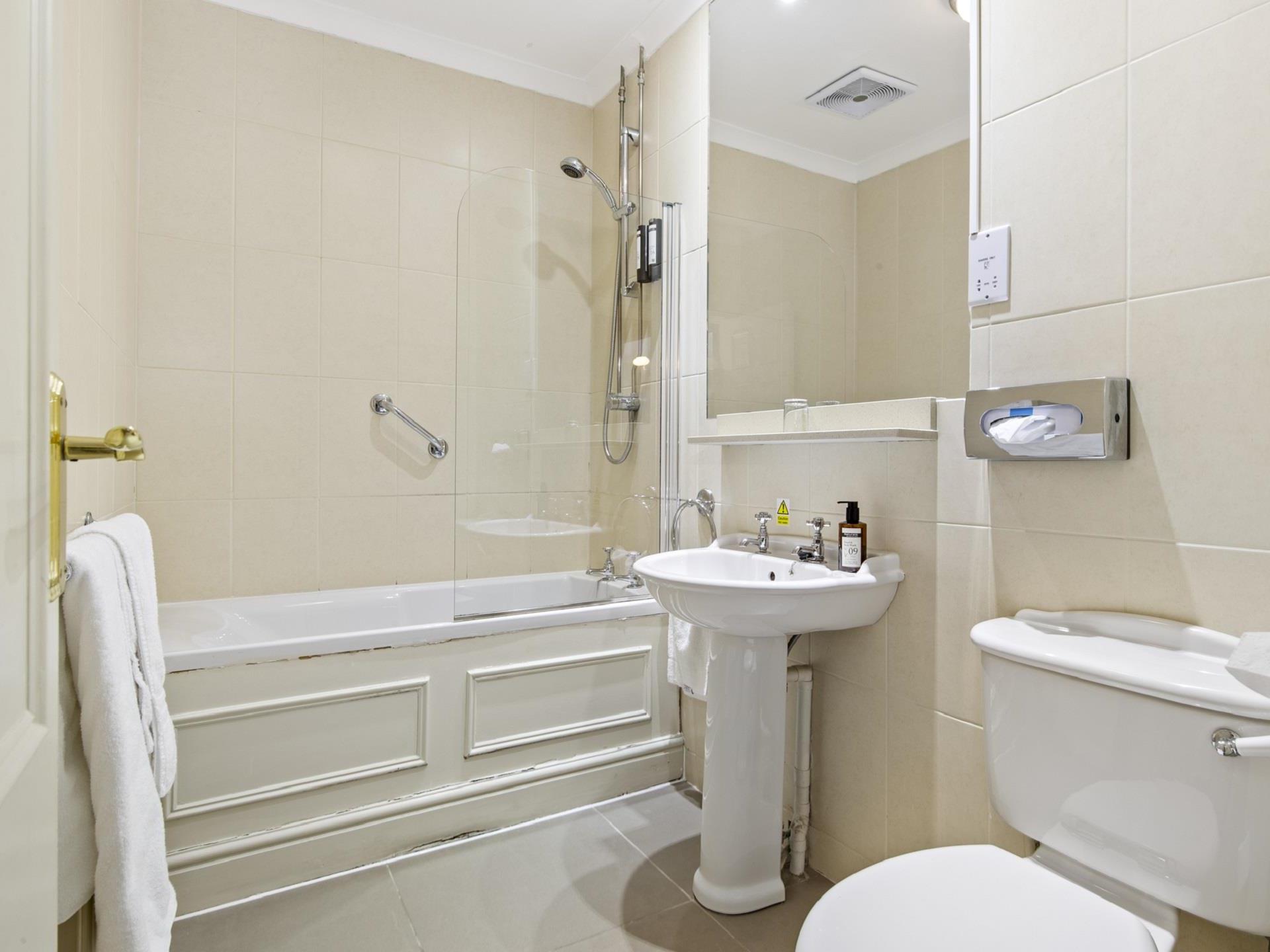 Lamphey Court Hotel - Bathroom