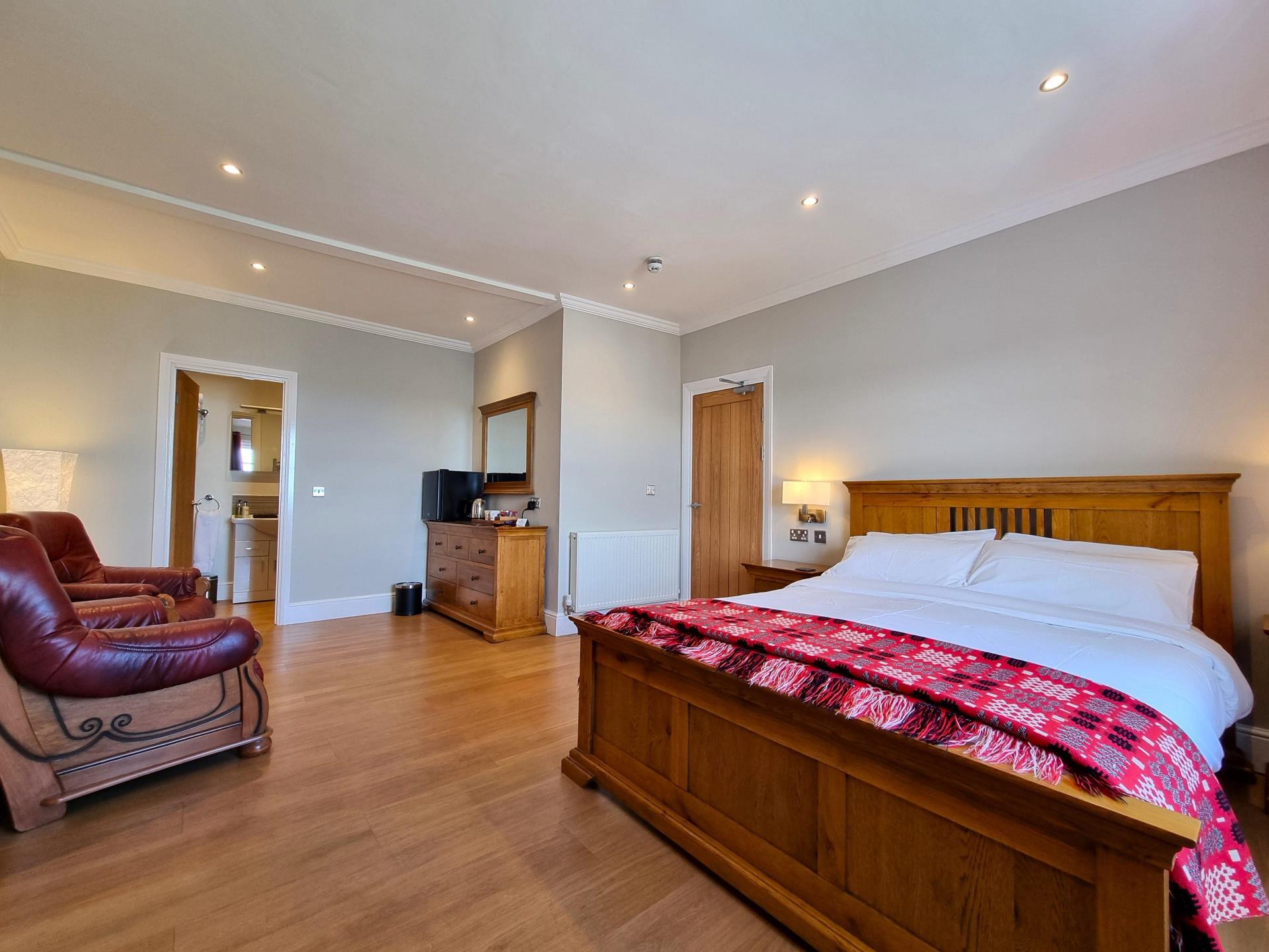 302 - King Double with en-suite (3rd Floor)