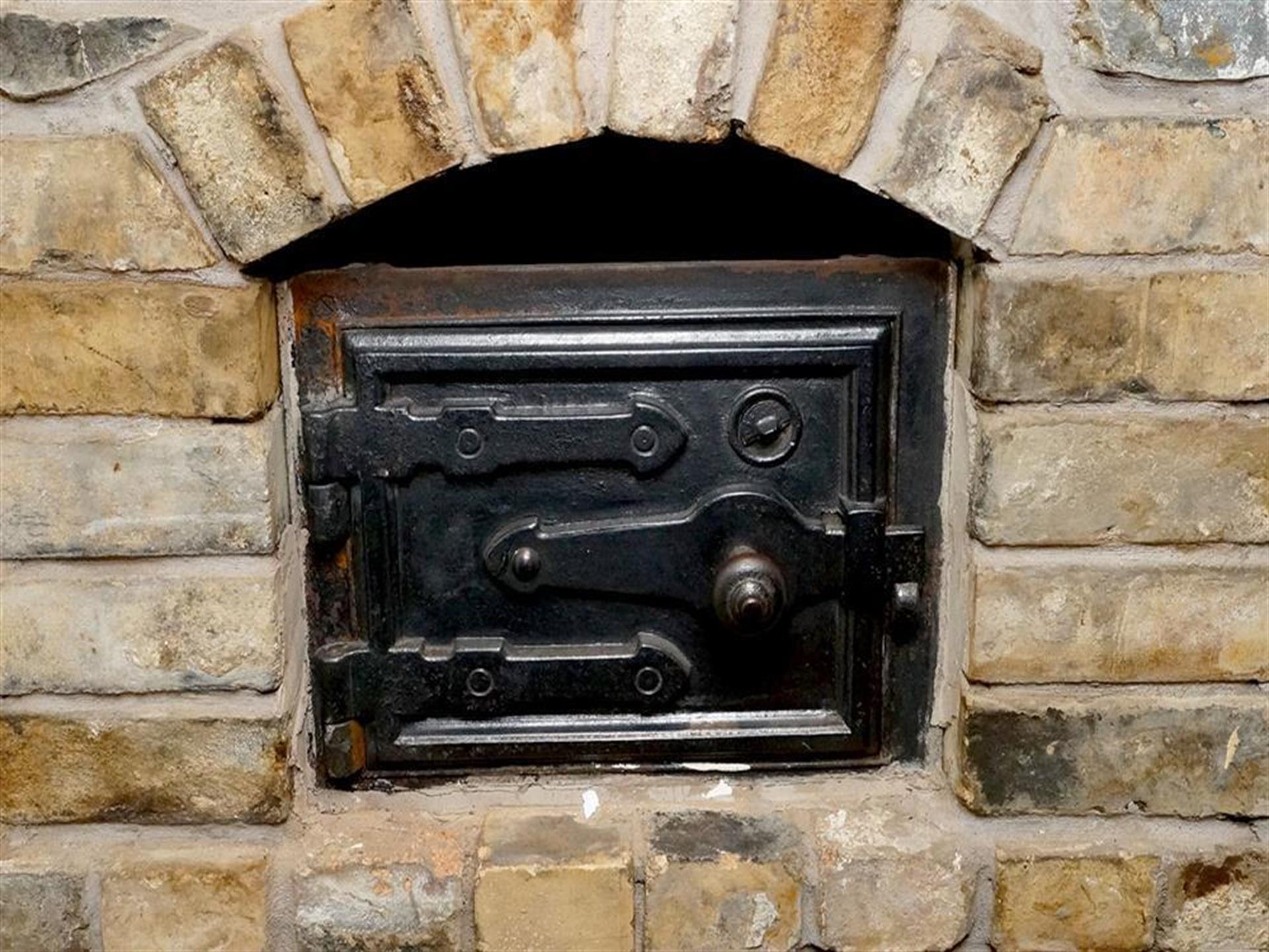 Tyn-Y-Ceunant-old-oven-door15