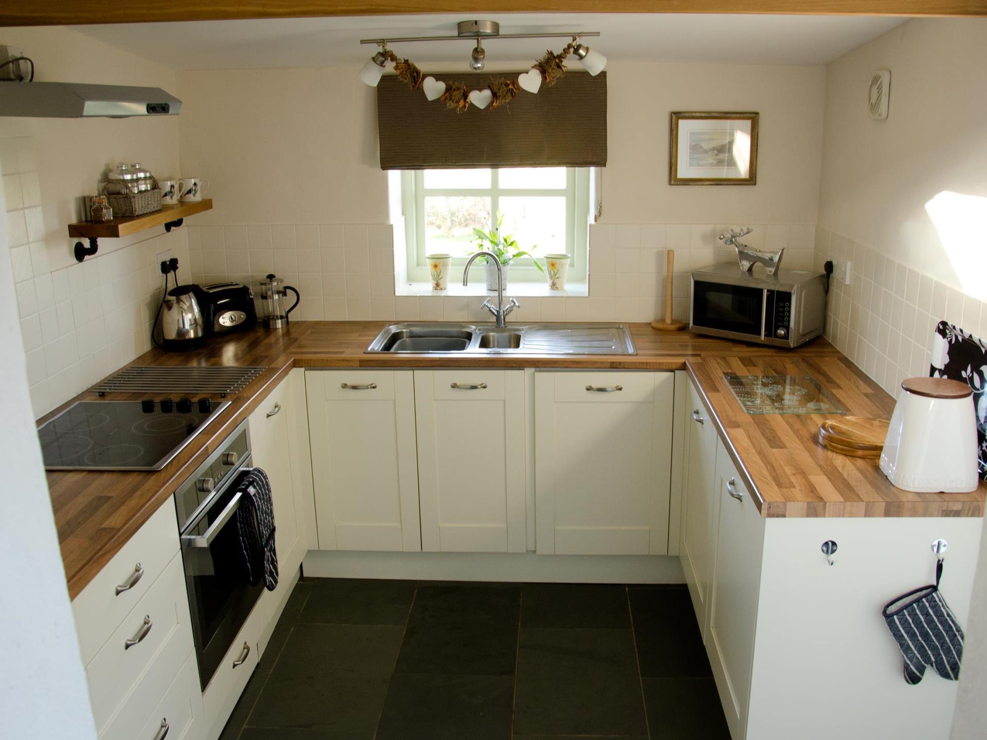 Penberi Cottage - kitchen