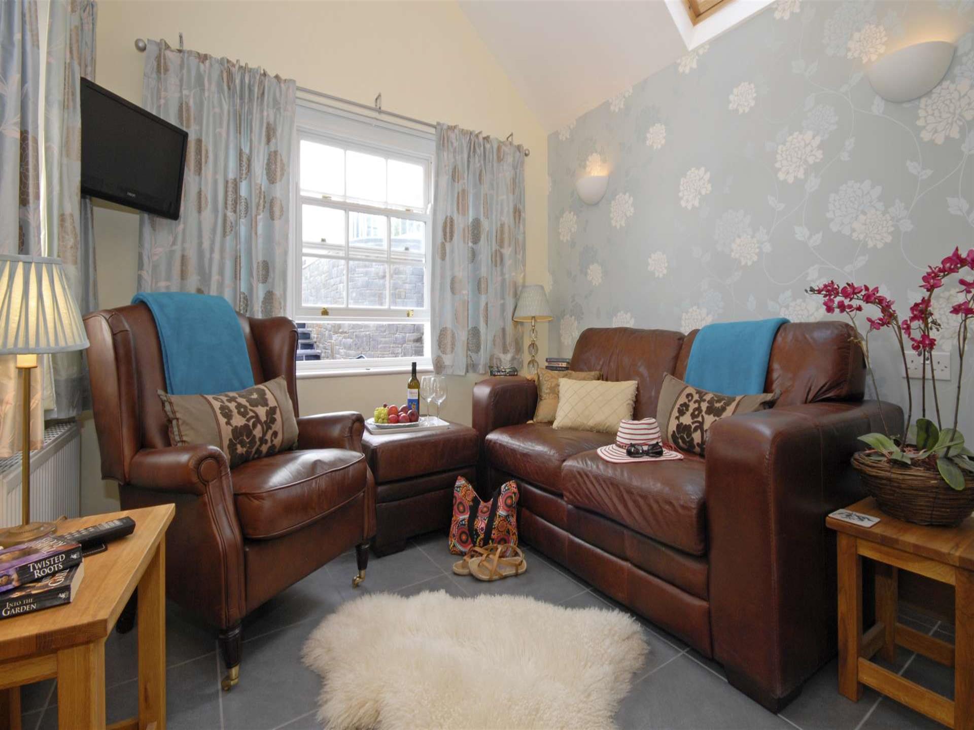 Aberaeron holiday home with sun room off the kitch