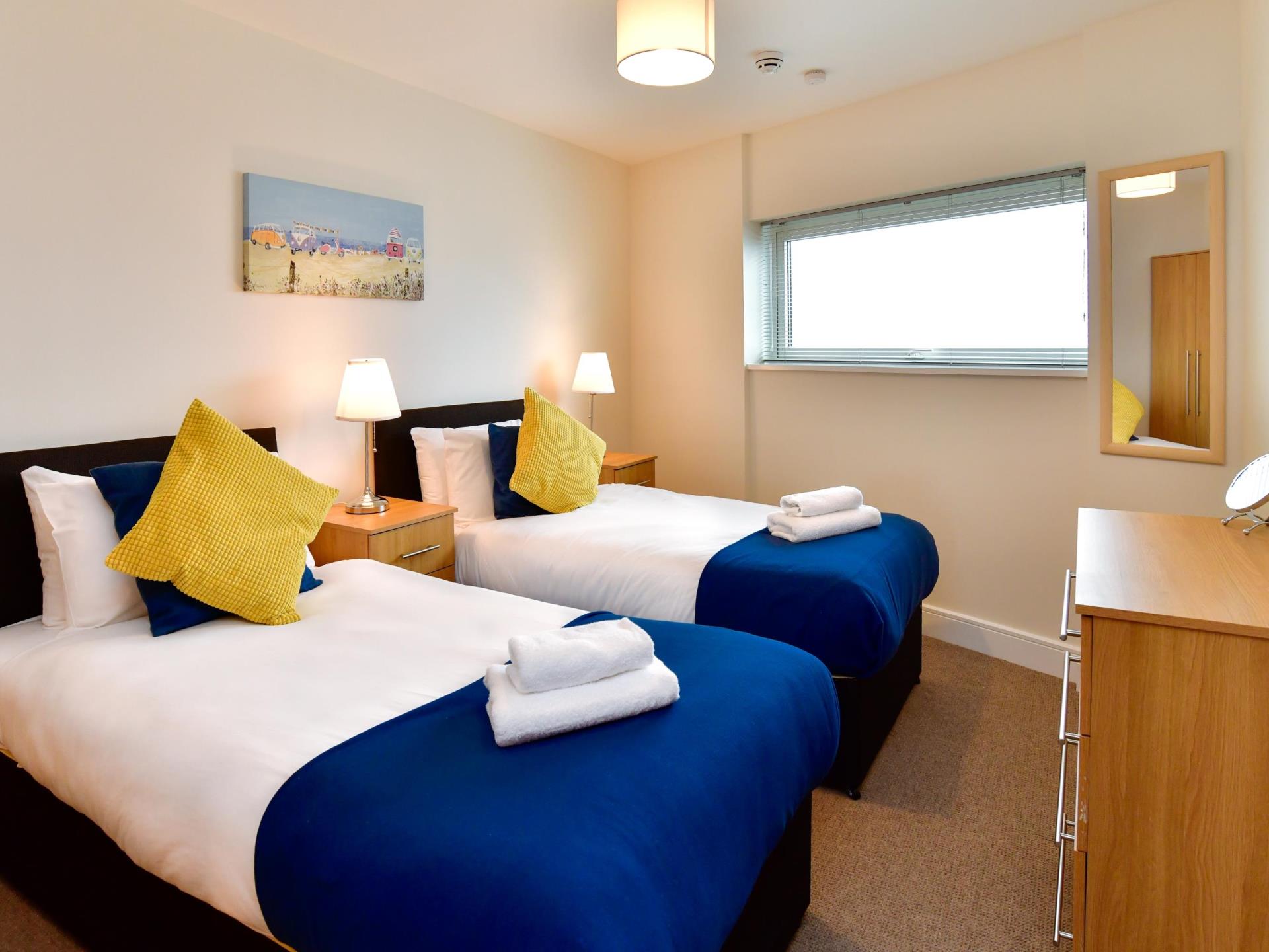 Twin room with crisp bedding