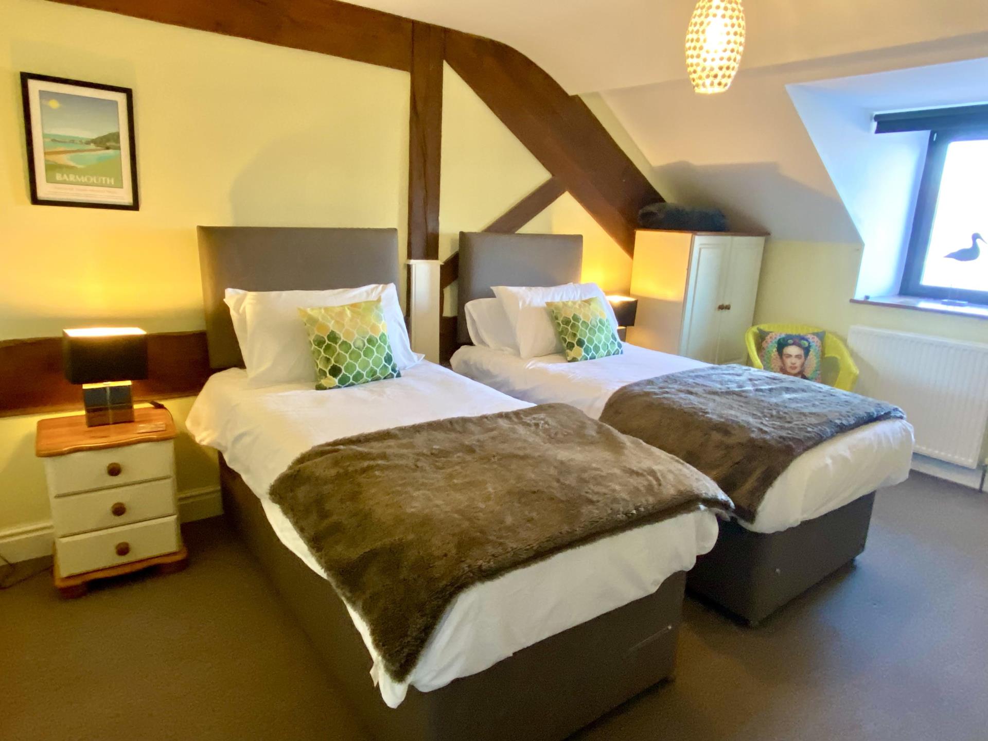 Twin beds in Pine Cottage