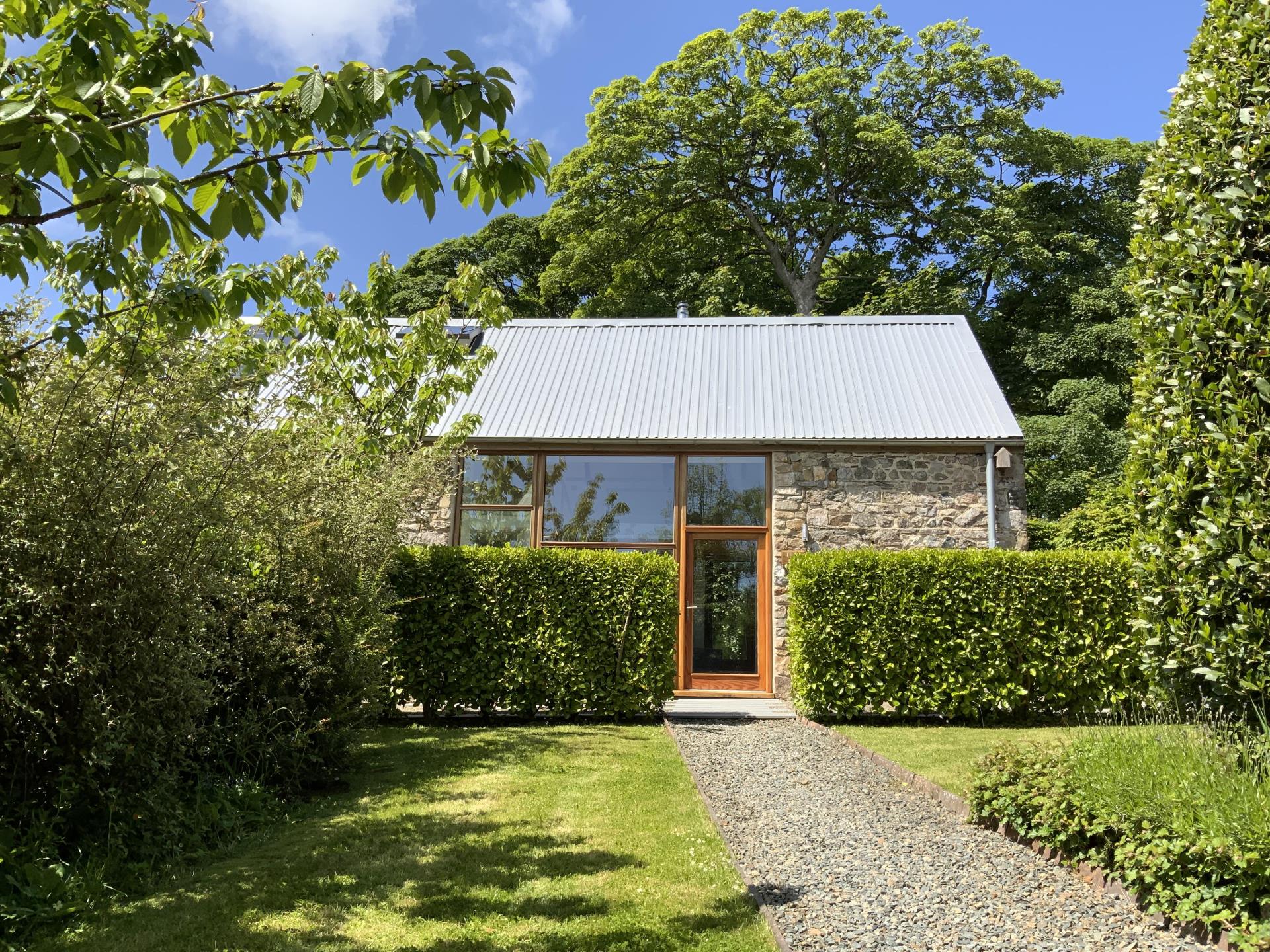 Ty LLoi - Front aspect
