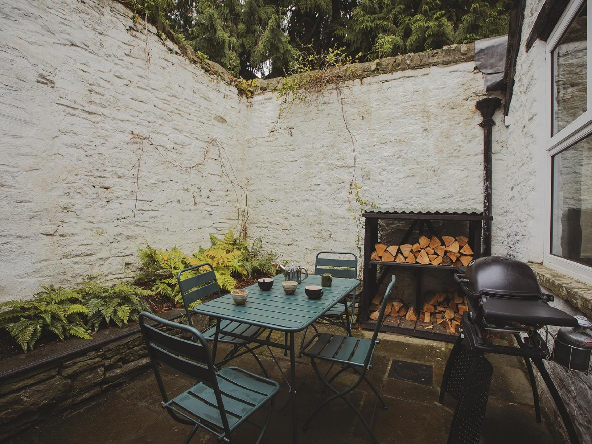 The private courtyard with BBQ 