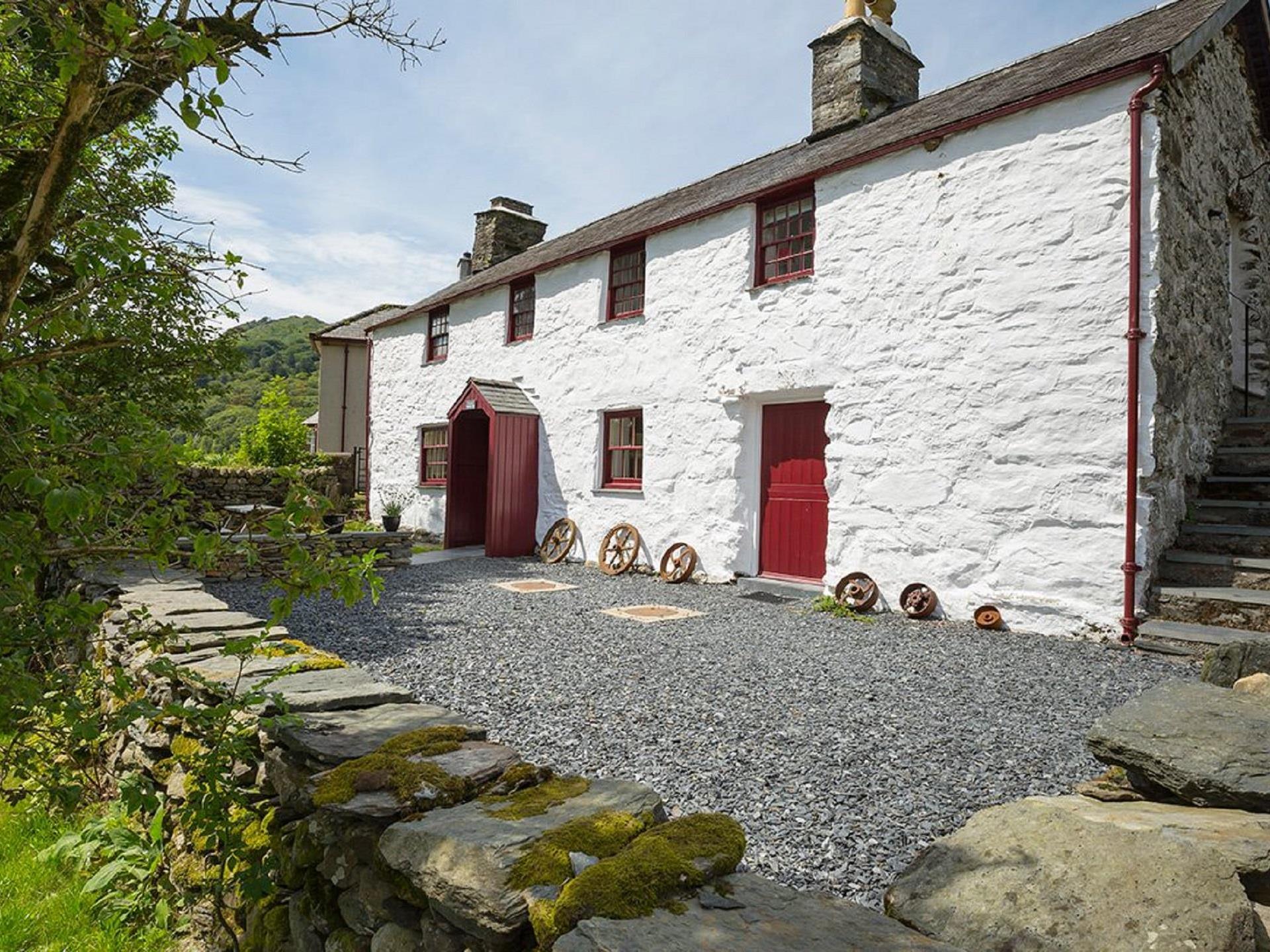 Hen Dy Exterior