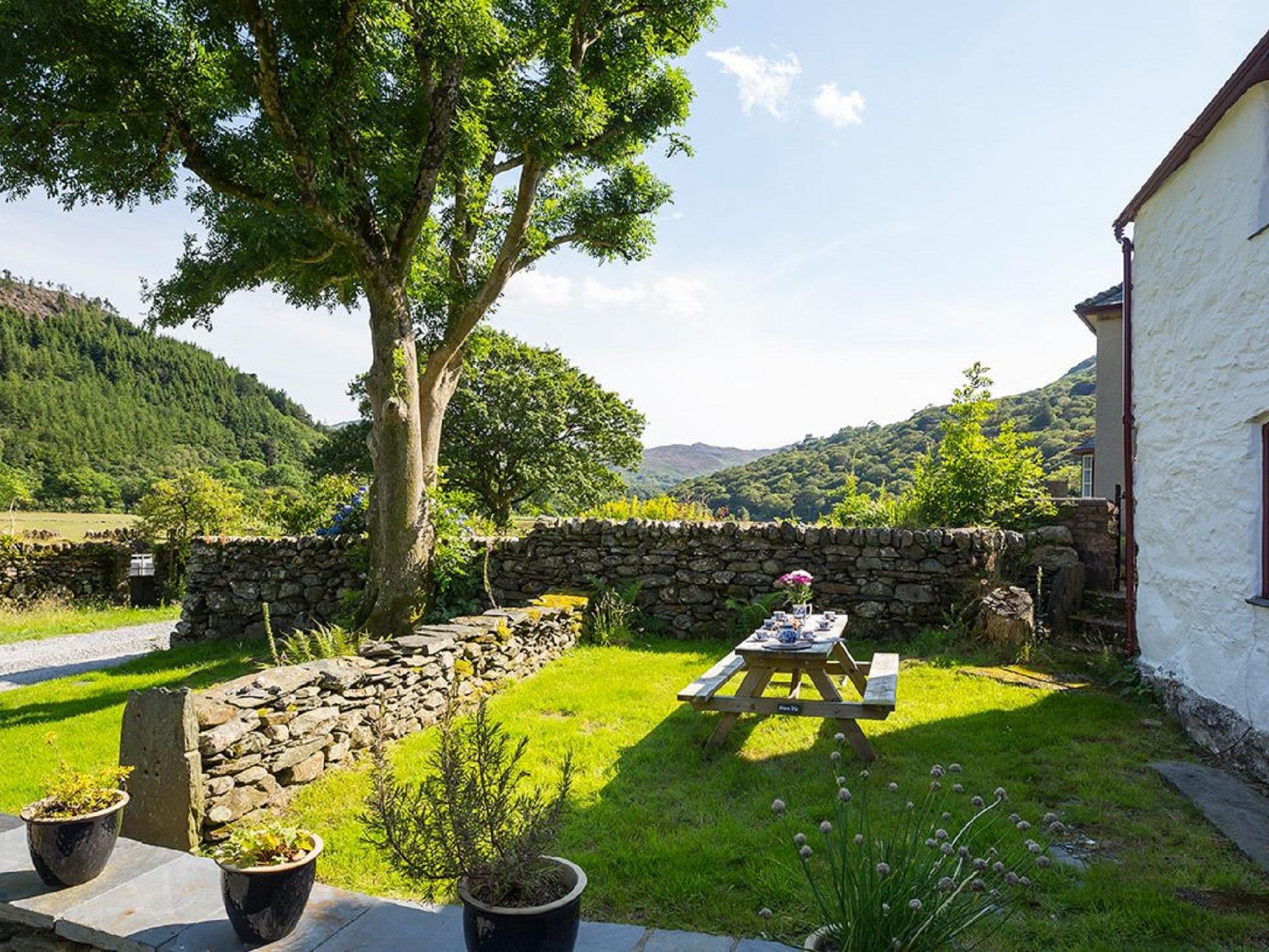 Hen Dy Garden