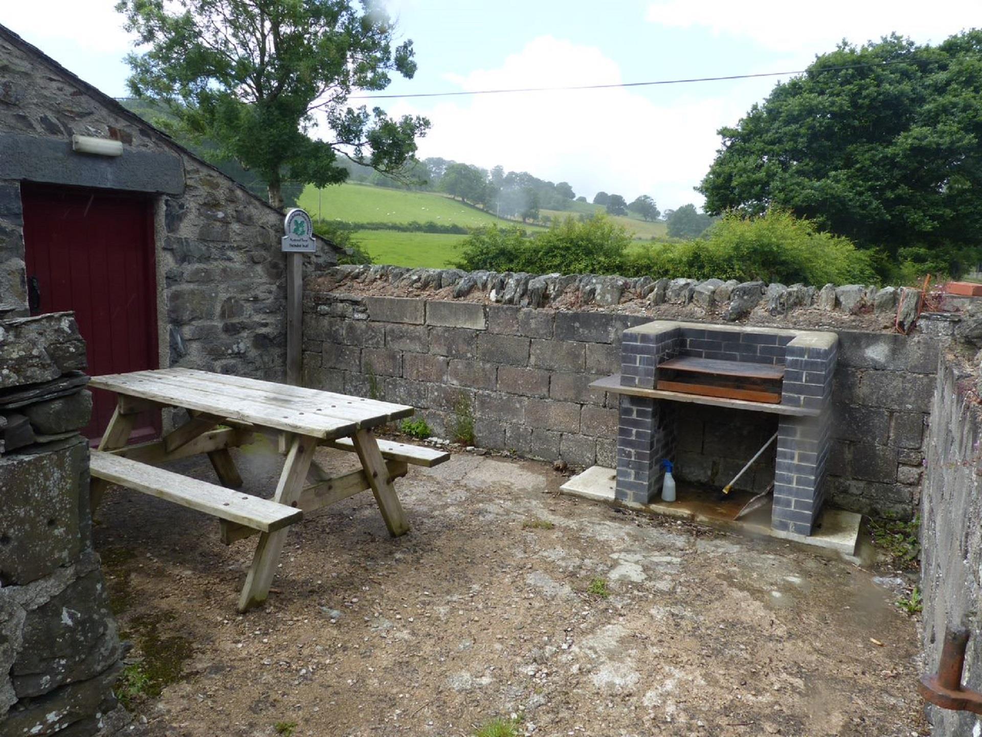 Hendre Isaf Bunkhouse Outdoor Area