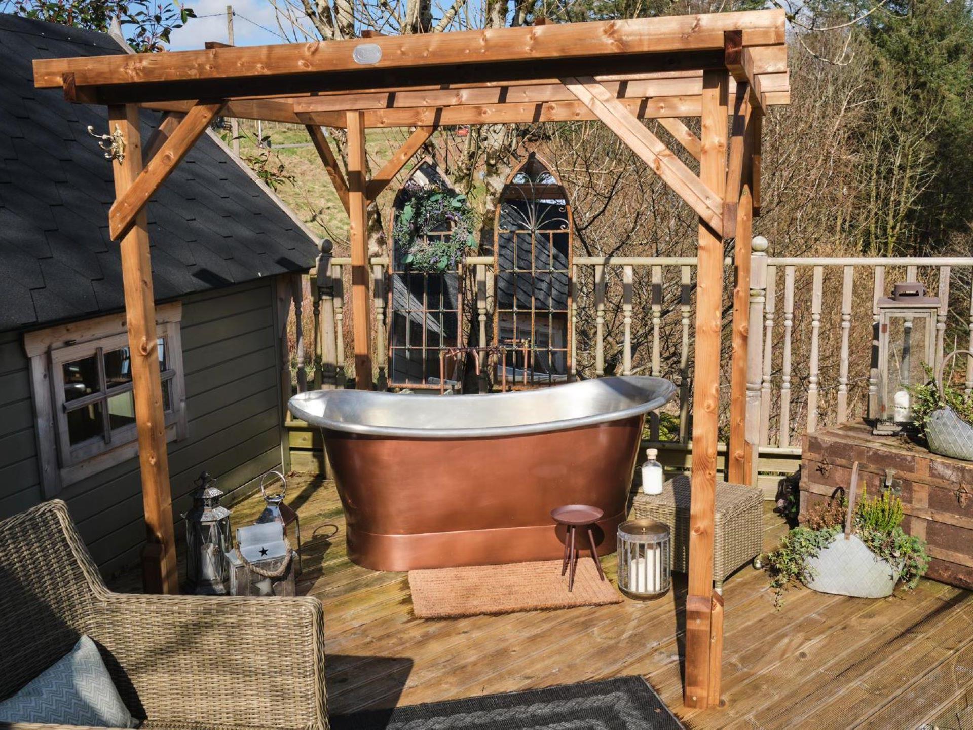 Come and try of luxury outdoor bathtub!