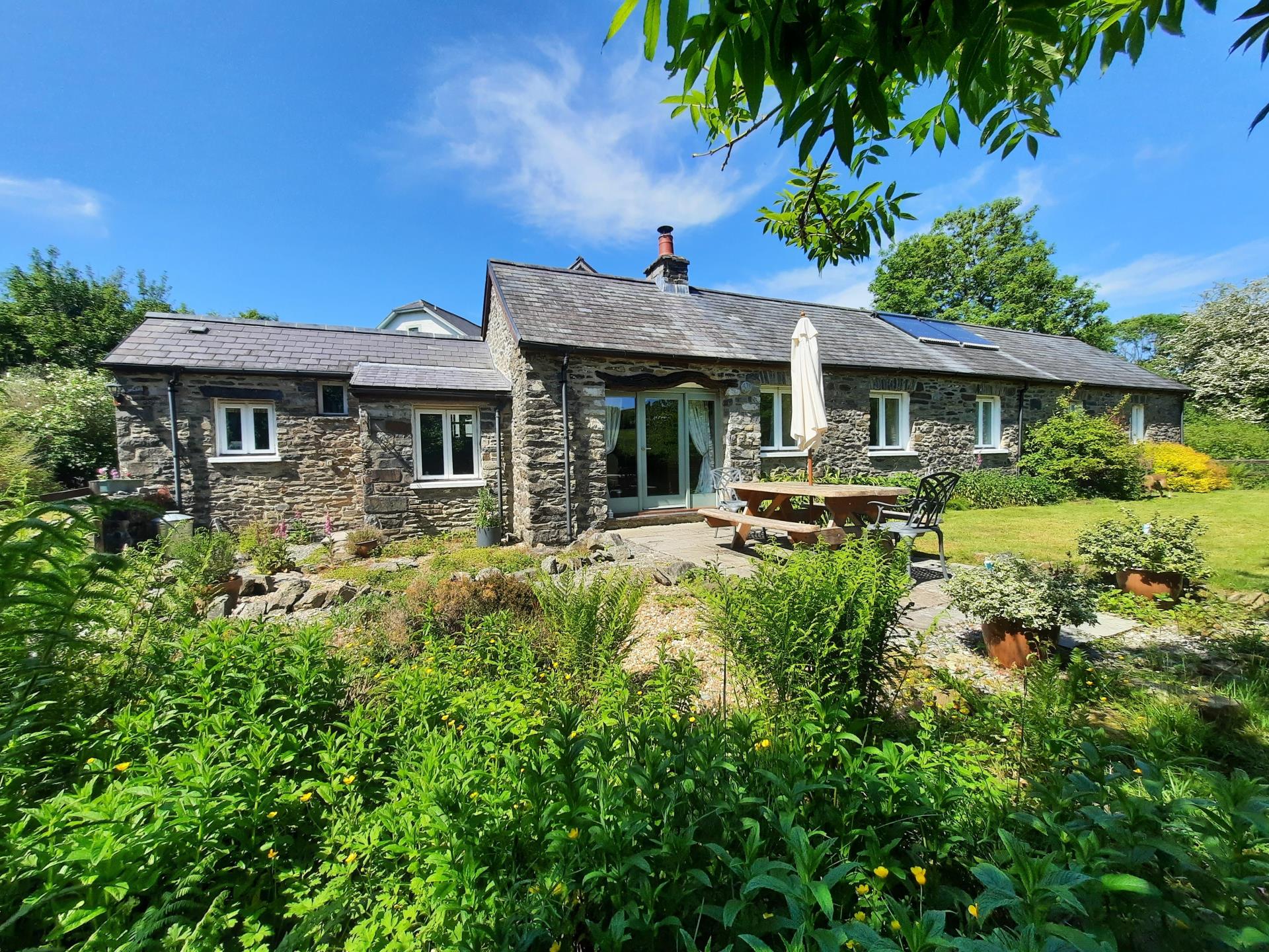 Exterior of Cwt Mochyn cottage with garden & patio