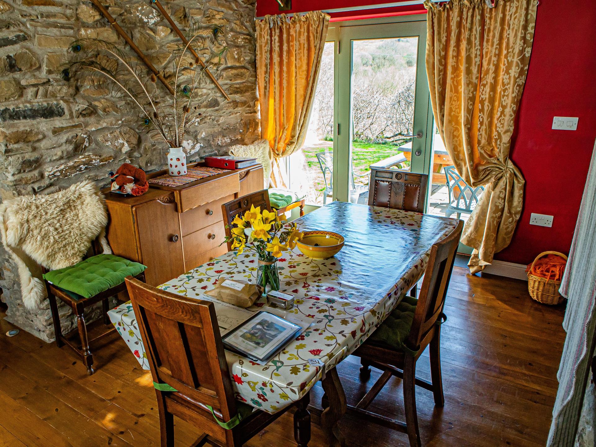 Cwt Mochyn cottage dining room