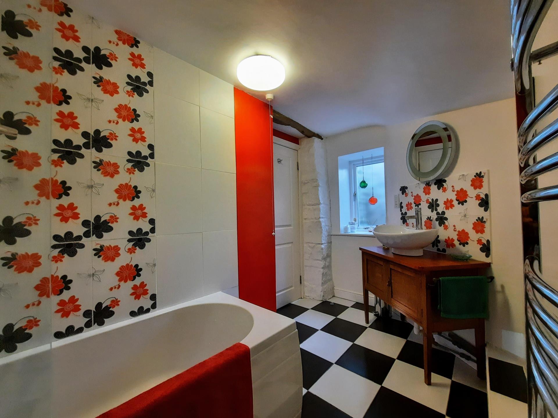 Cwt Mochyn cottage family bathroom