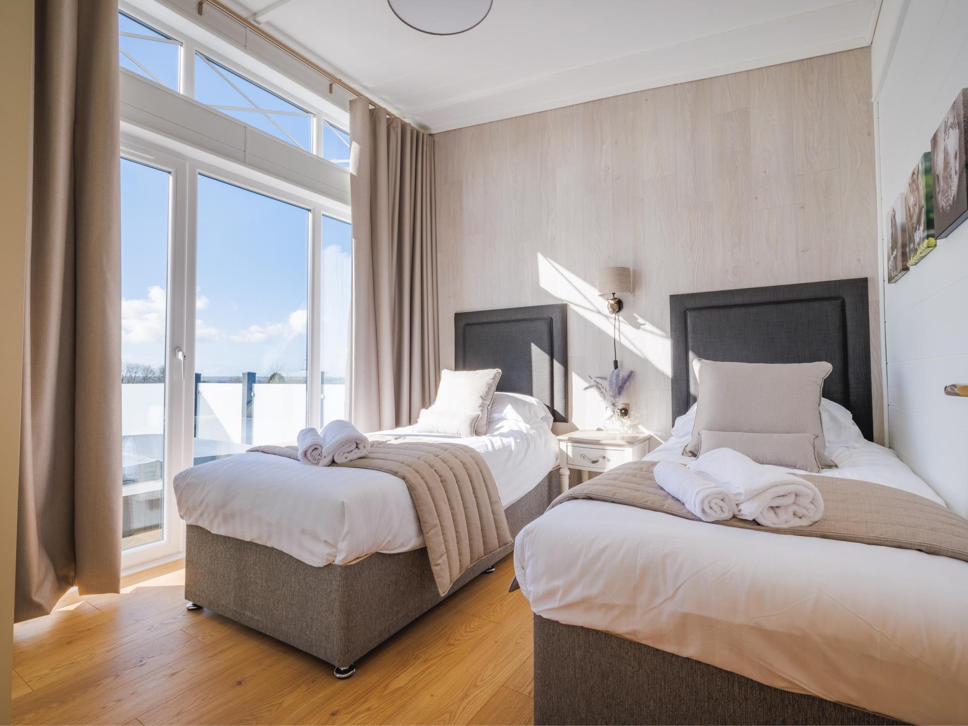 Twin bedroom with direct access to balcony