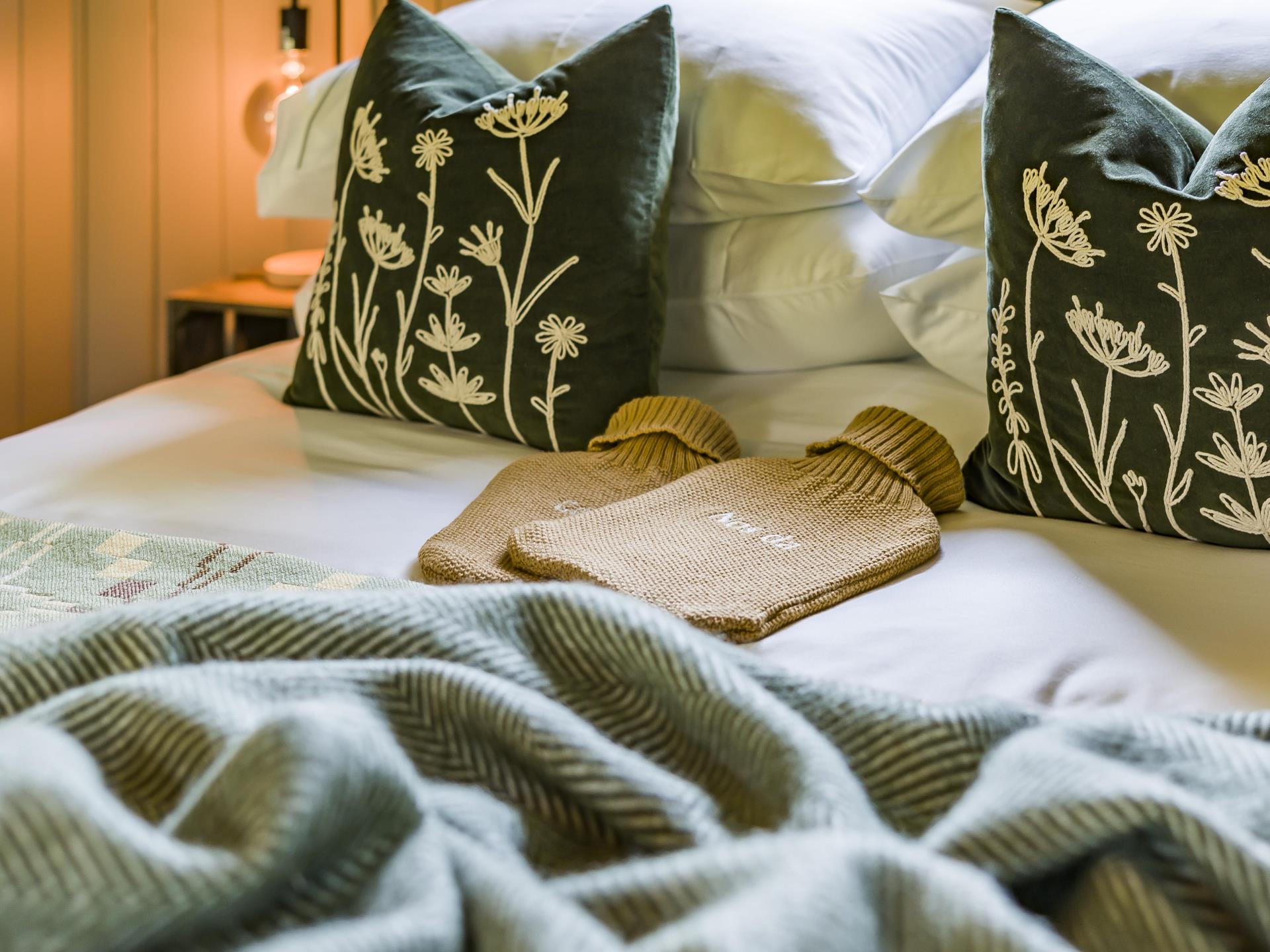 Luxury cosy bed with Egyptian Cotton Linens 