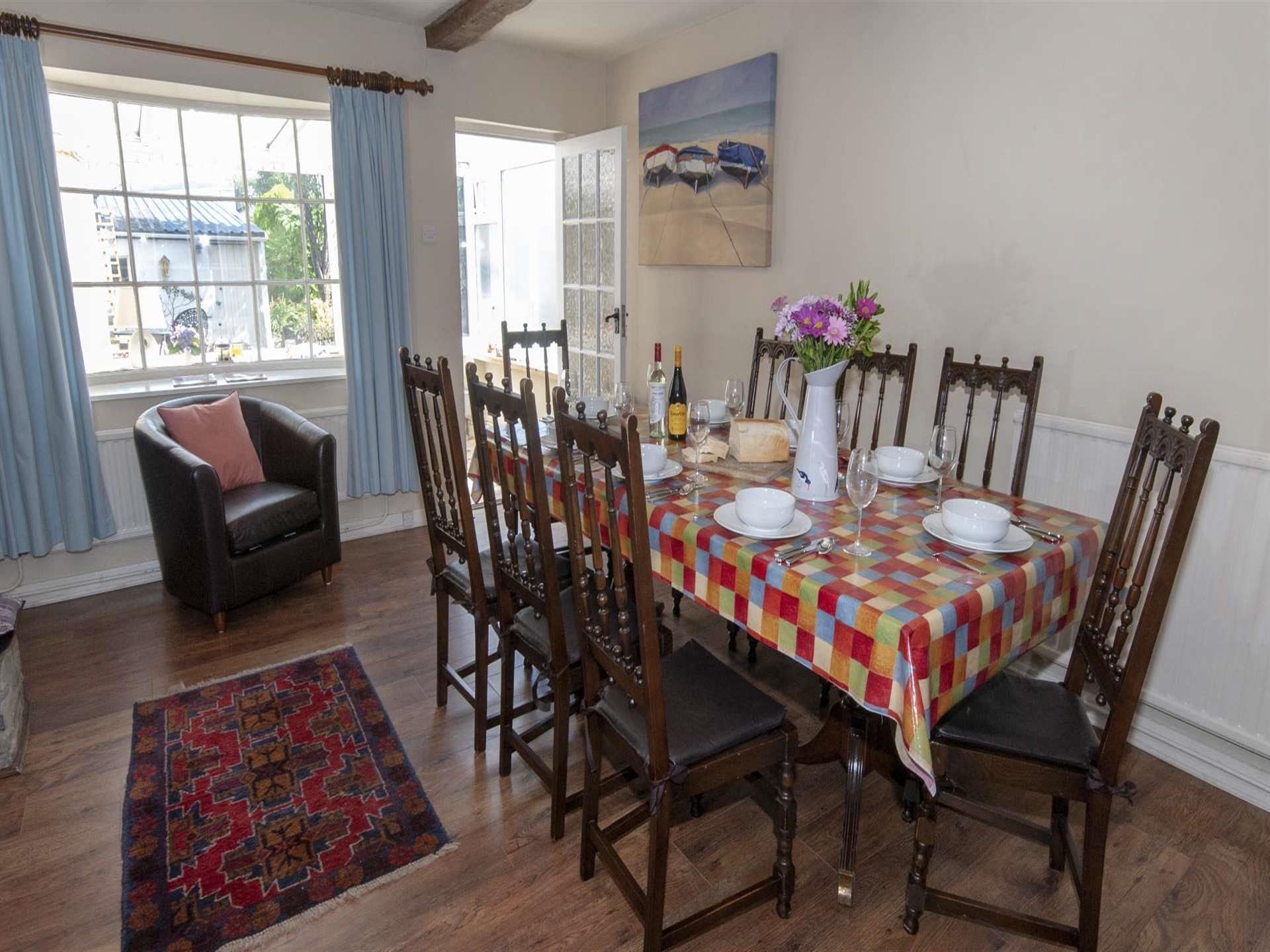 Aberaeron harbour holiday home - dining room with 