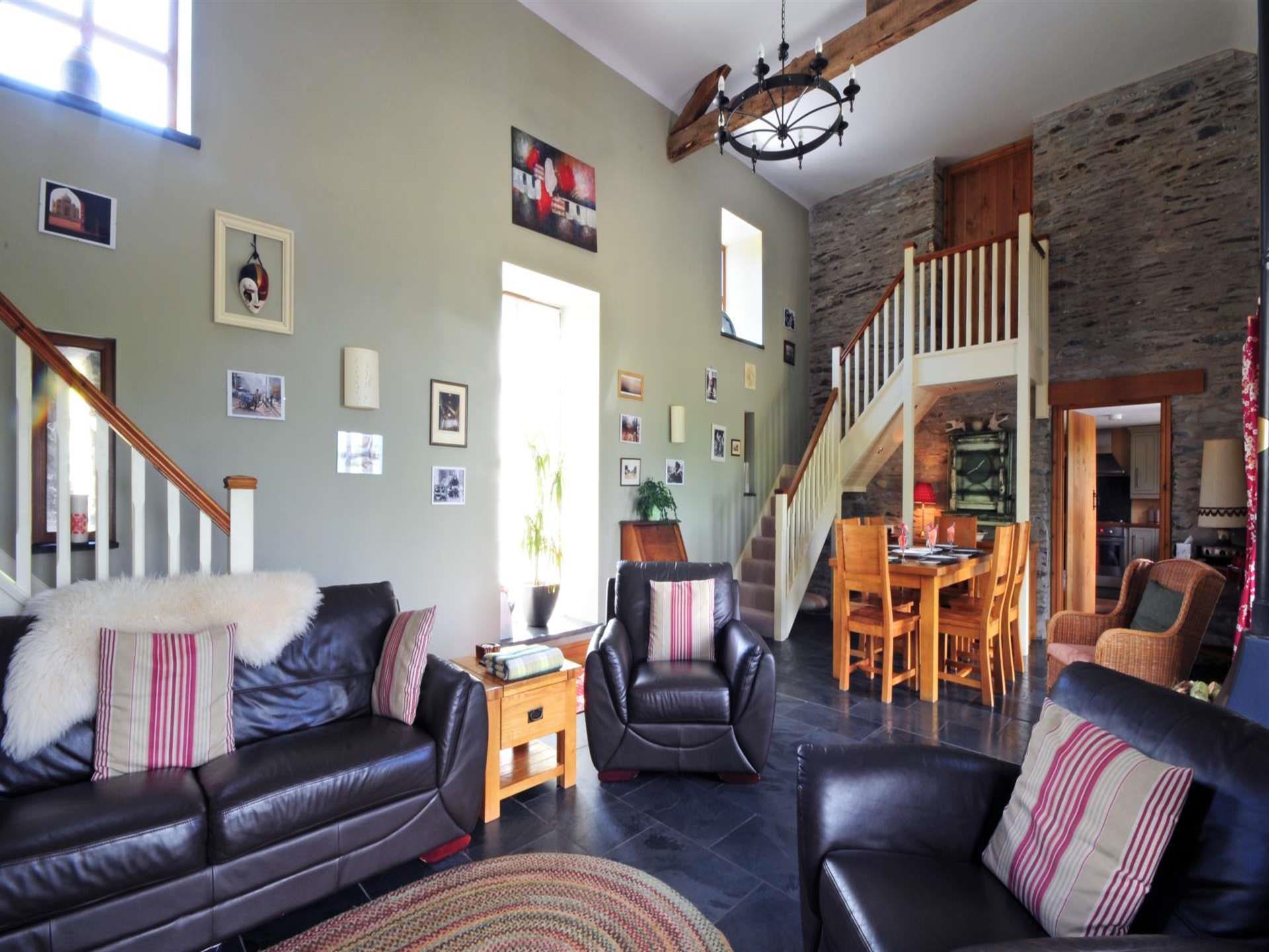 Spacious-lounge in fabulous Mid-Wales holiday cott
