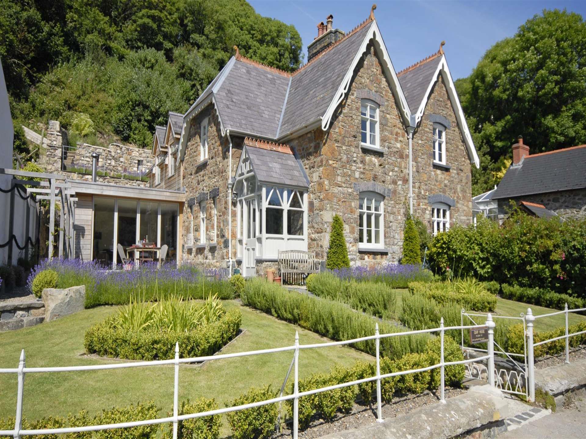 Pembrokeshire coastal holiday home with garden and
