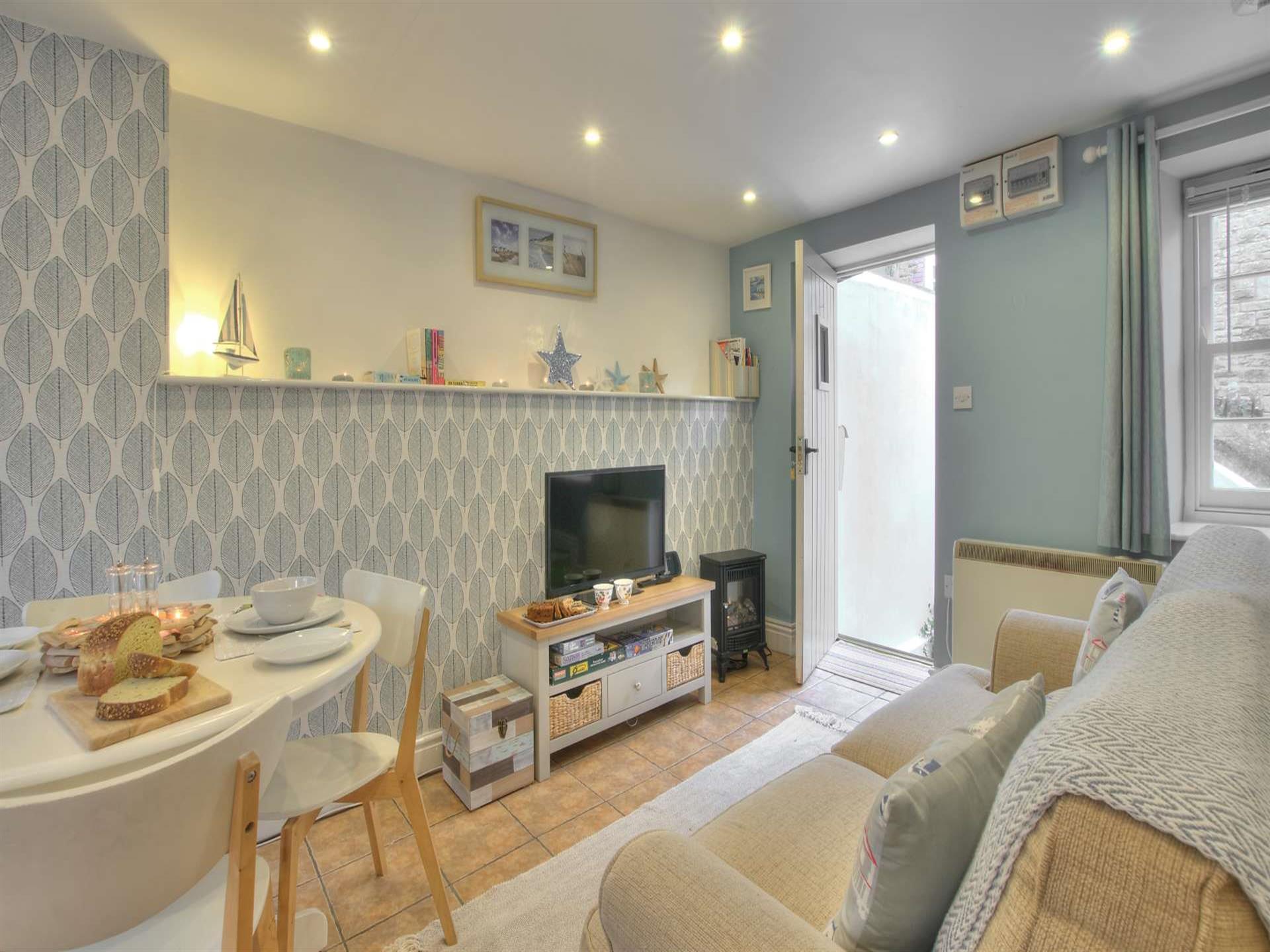 Laugharne cosy holiday cottage with open plan livi