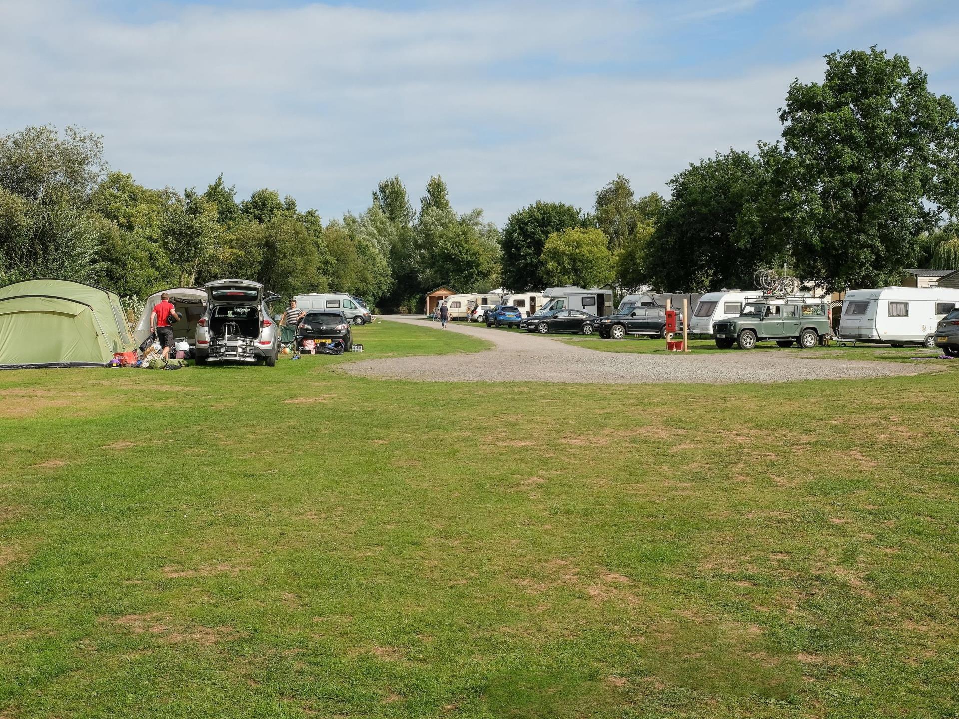 Lakeside Caravan Park - Ernies touring field