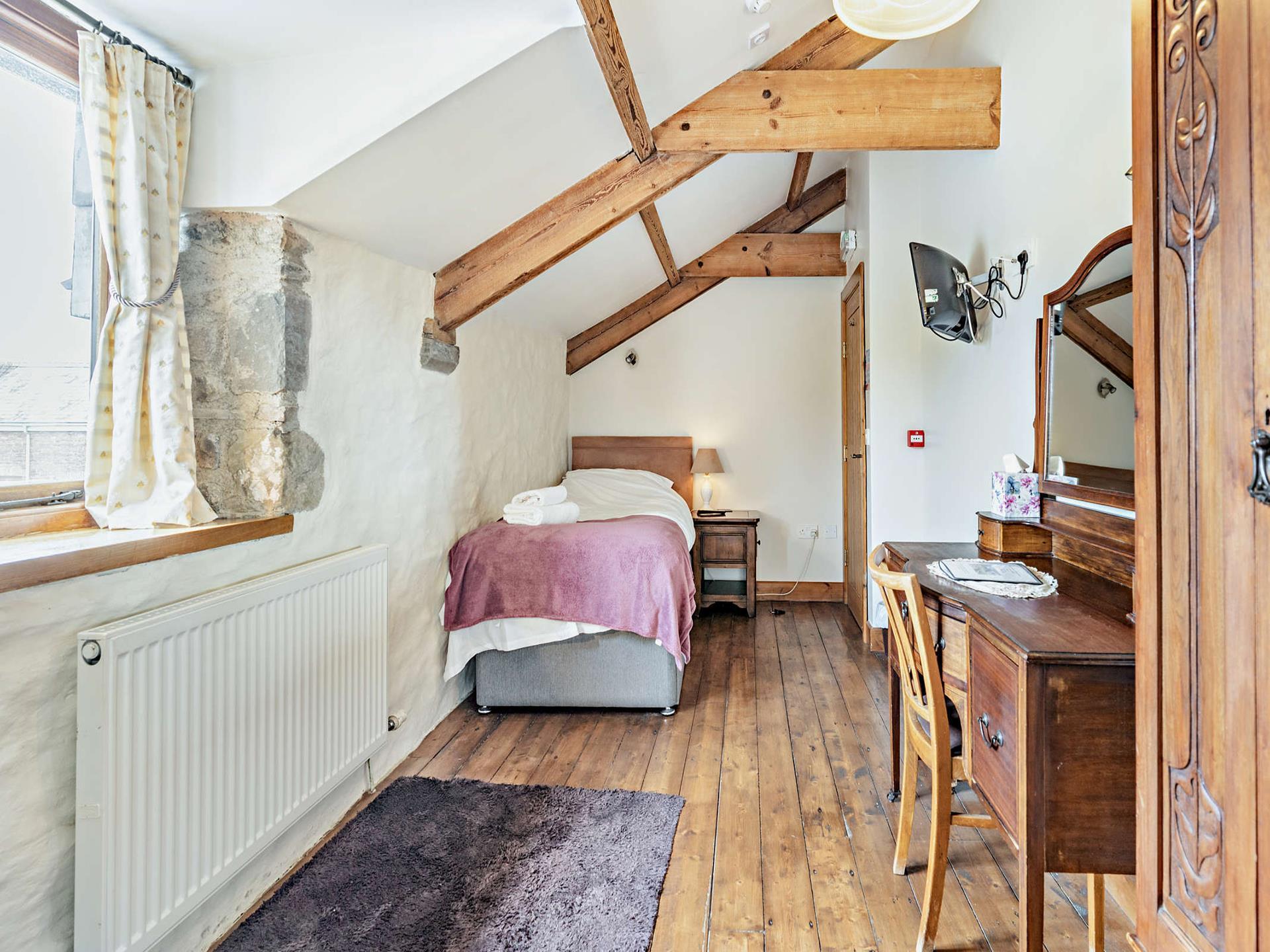 Room 5 (sleeps 1) - Shower en-suite