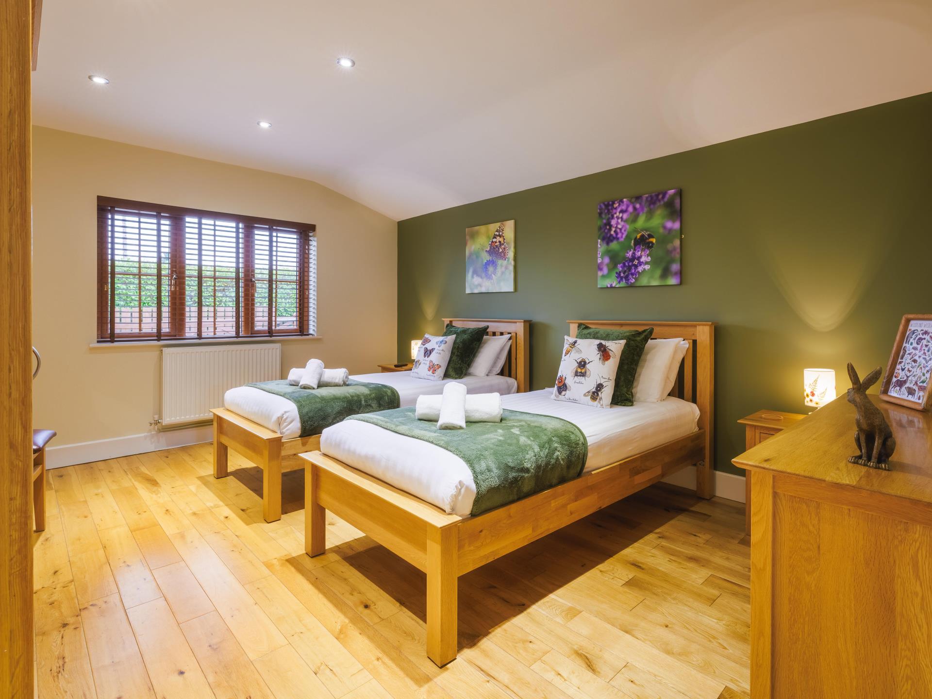 Ground floor twin bedroom at Folly View