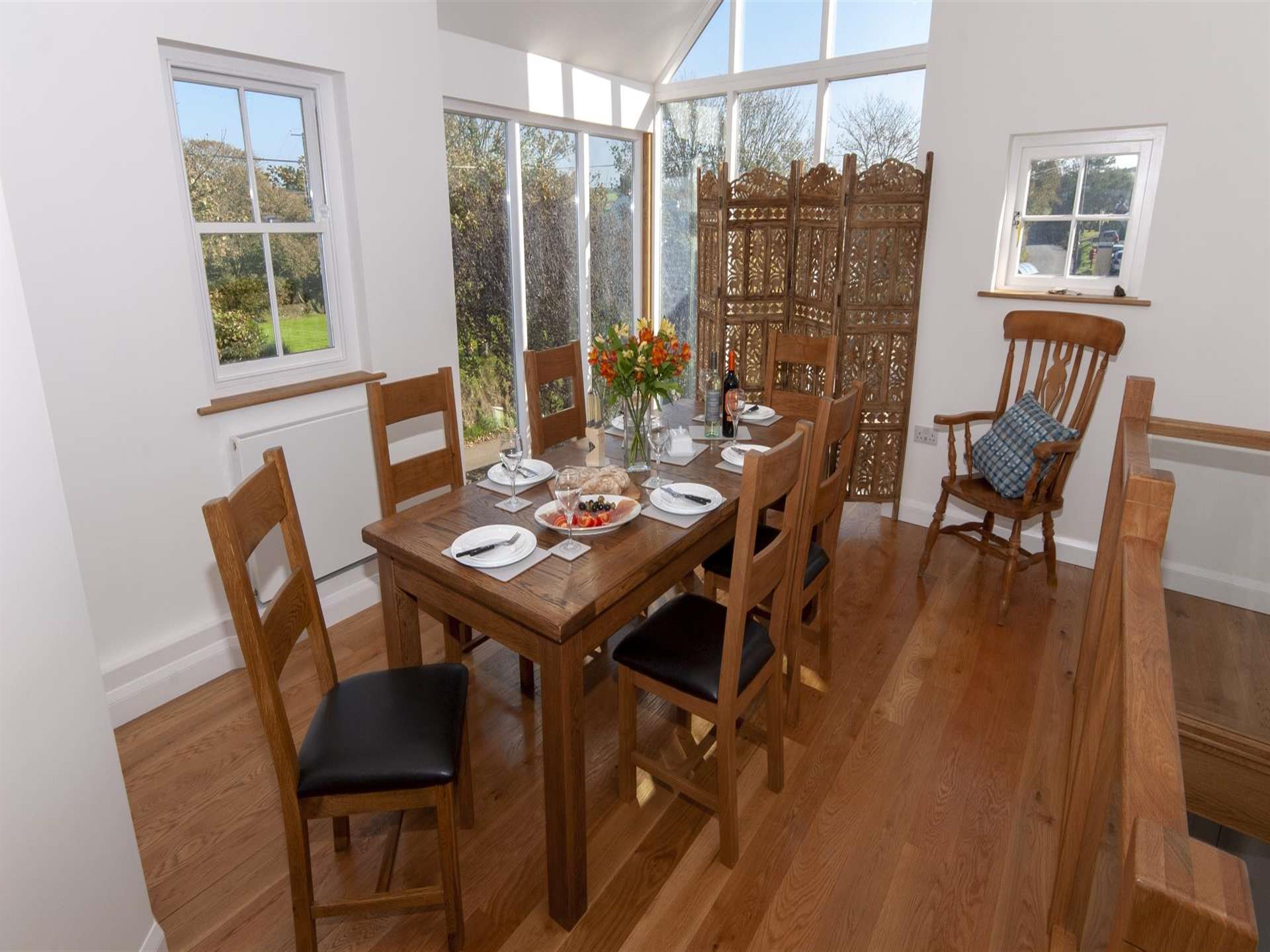 Porthgain holiday home - open plan dining area wit