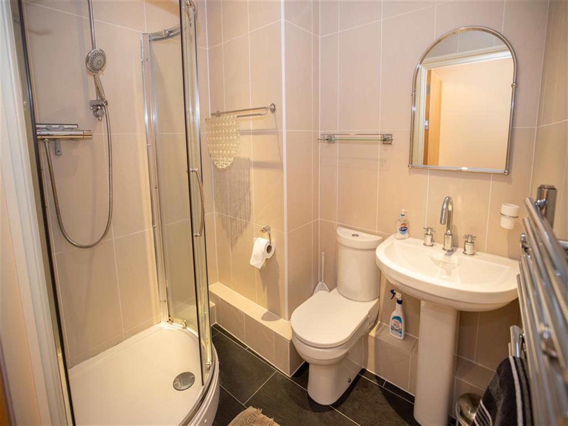 Cobourg House 5, Double Bedroom 1 Ensuite