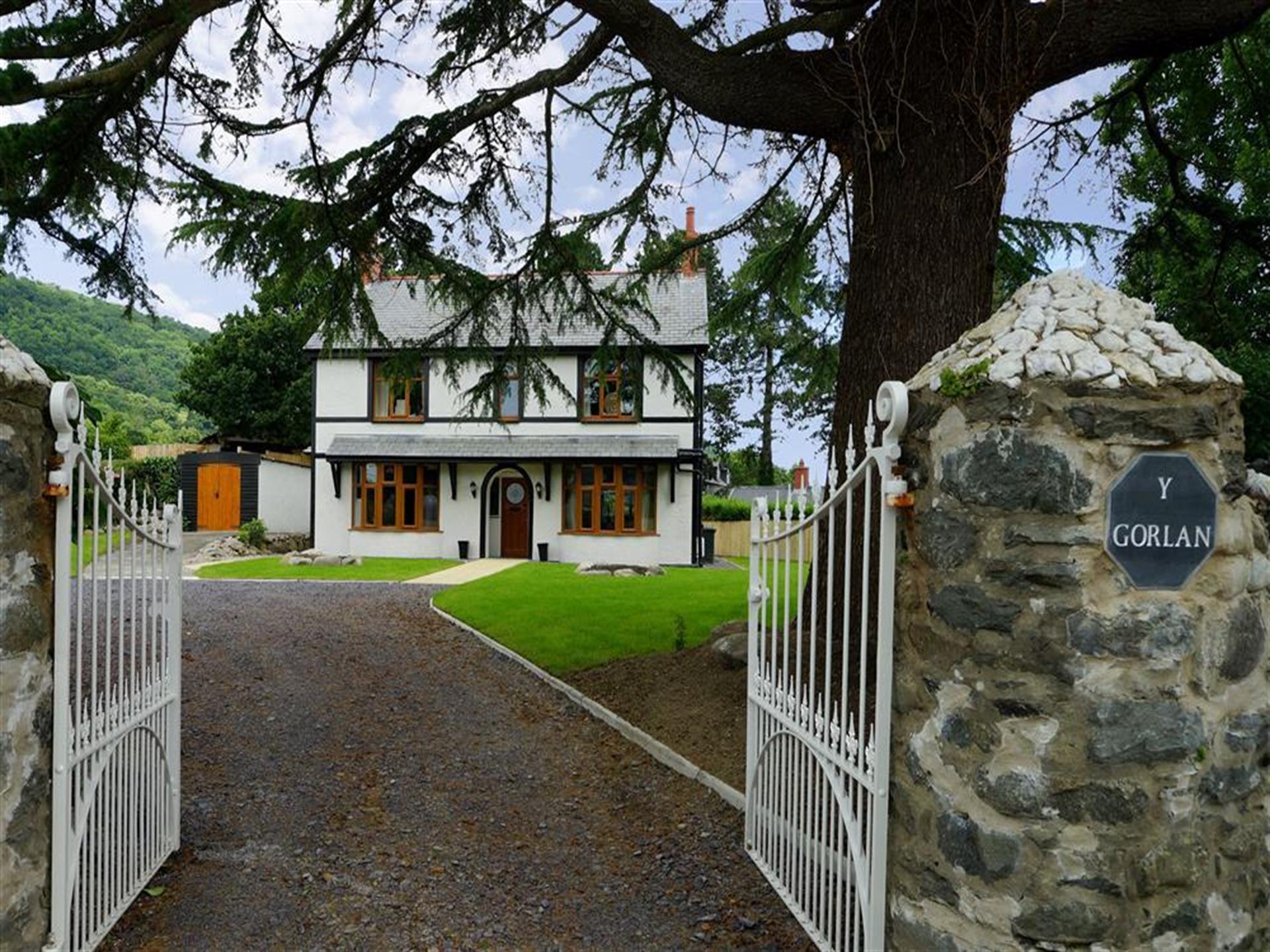 Y-Gorlan-exterior-gates-16