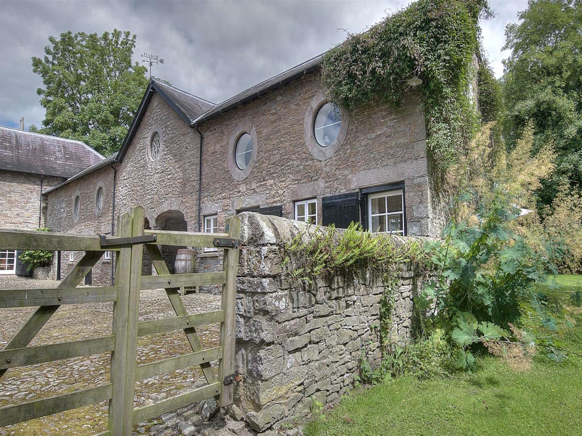 Pet friendly holiday cottage mid Wales - exterior